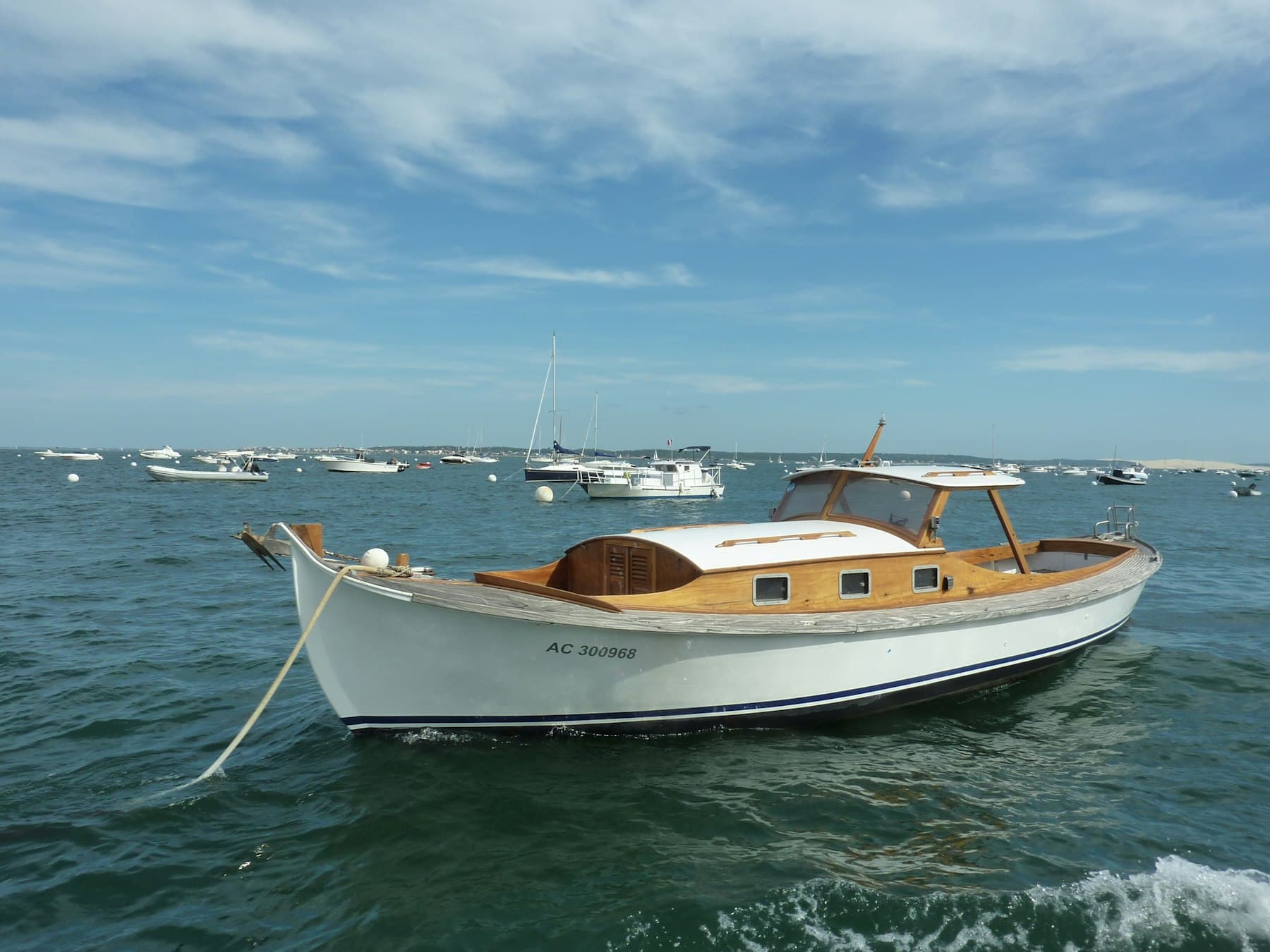 Canot automobile classique au mouillage