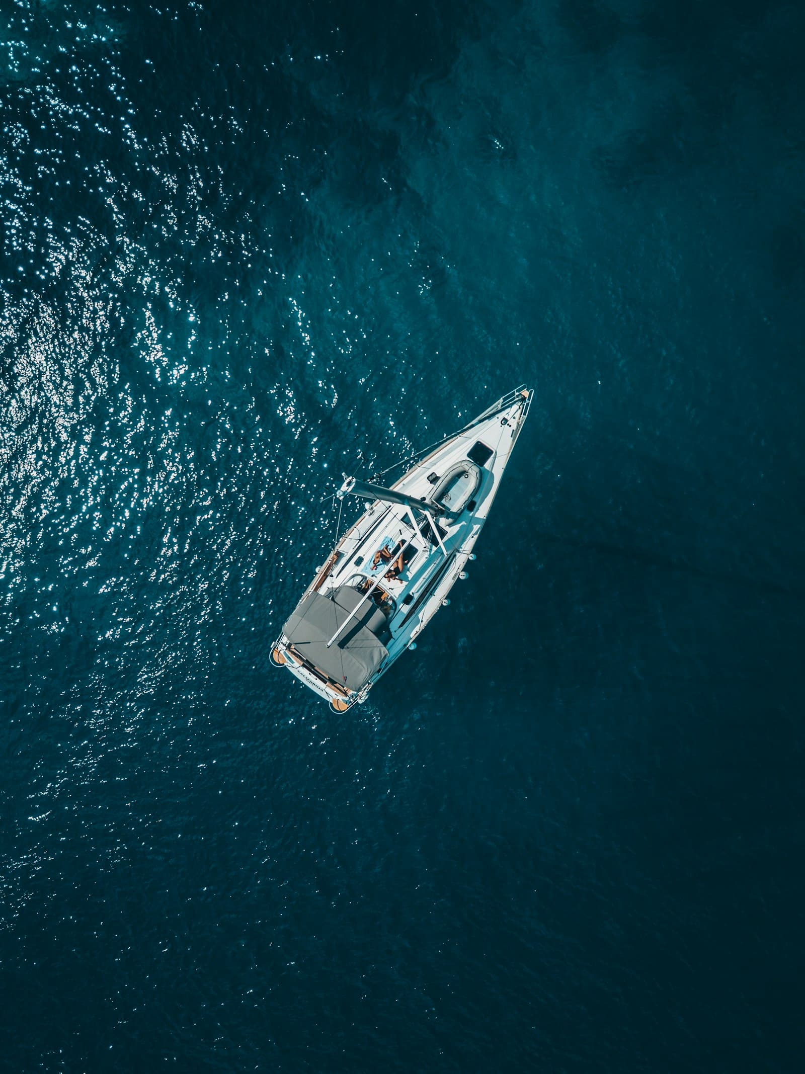 Monocoque sous voiles, vu du ciel