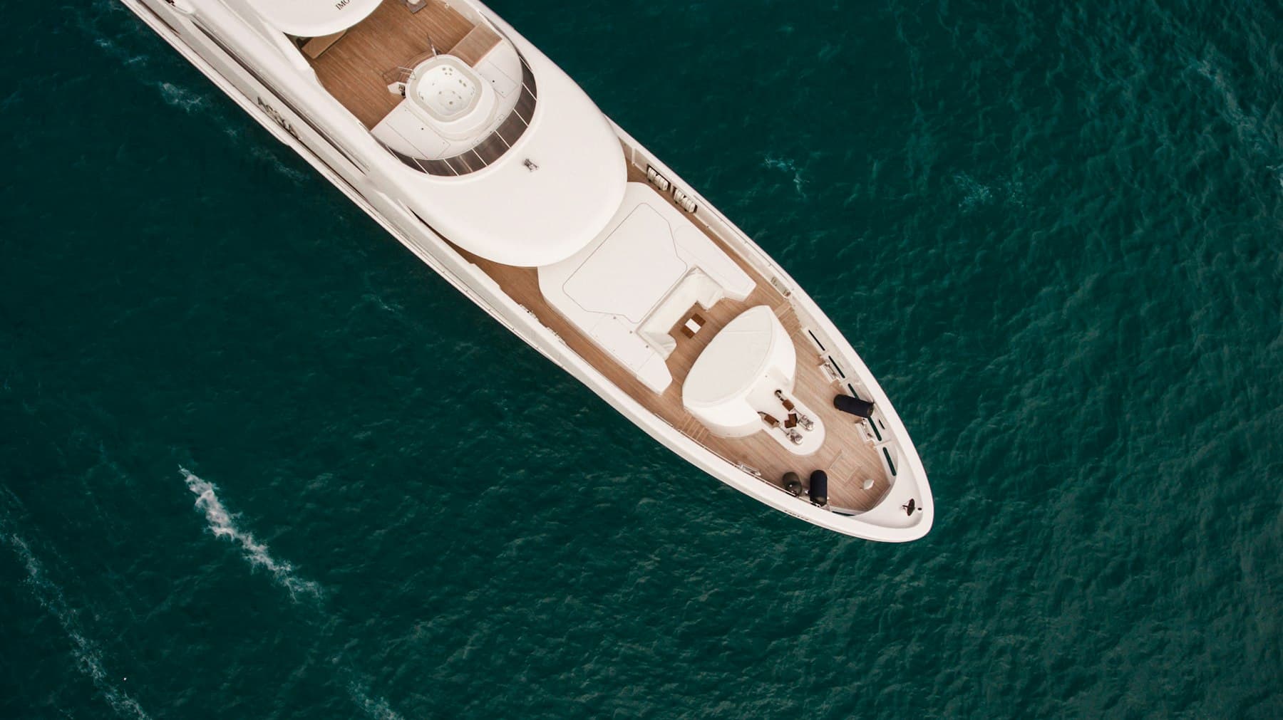 Superyacht au mouillage, vu du ciel