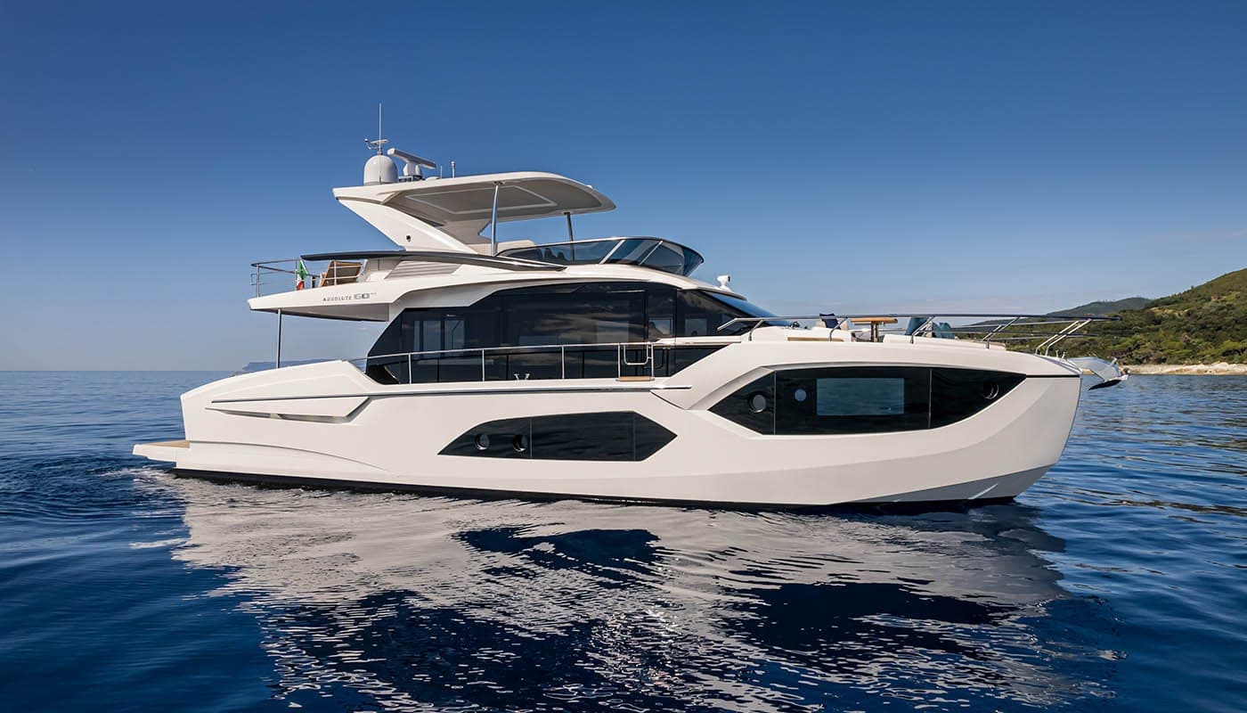 Absolute 60 Fly en navigation, vue de profil