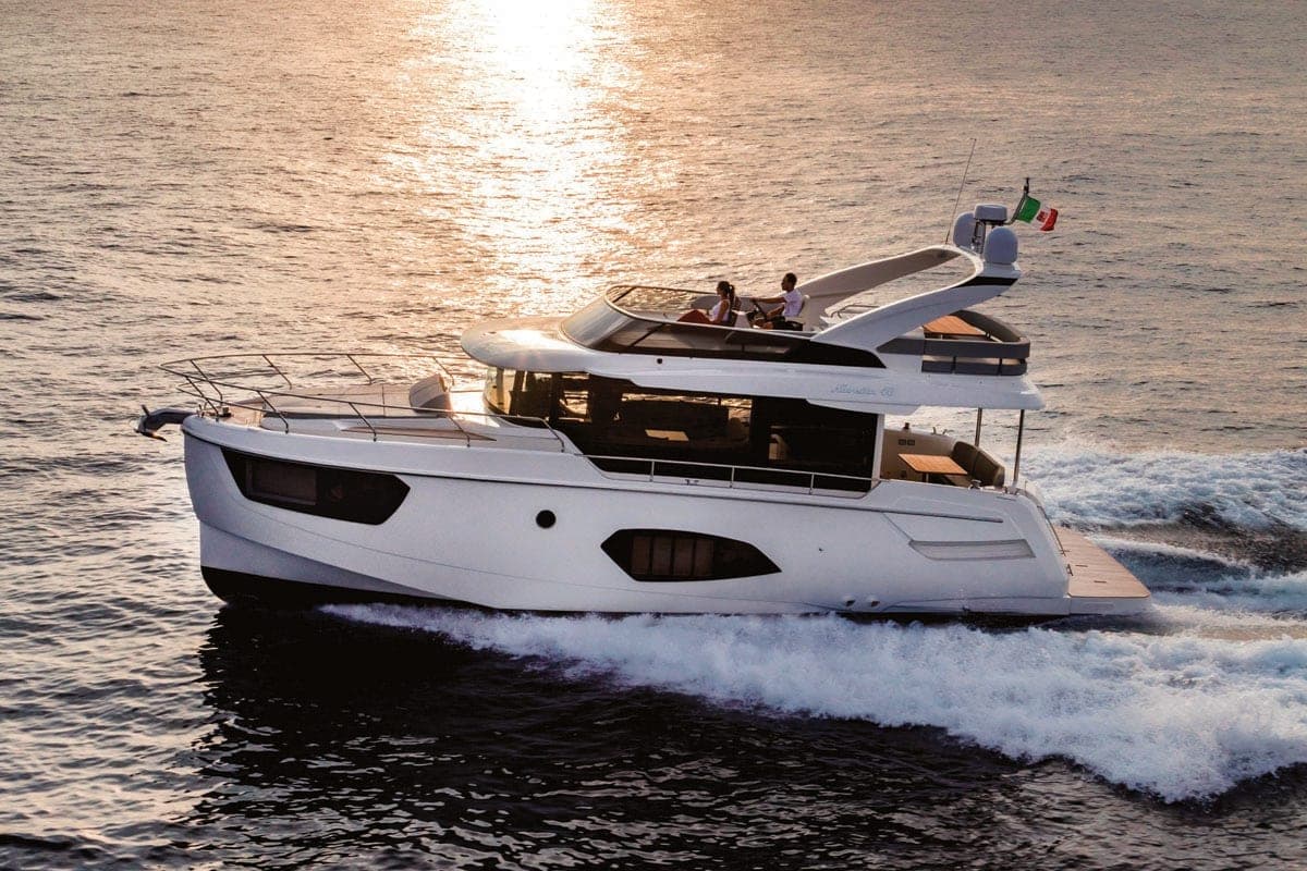 Absolute Navetta 48 en navigation en fin de journée, vue de profil