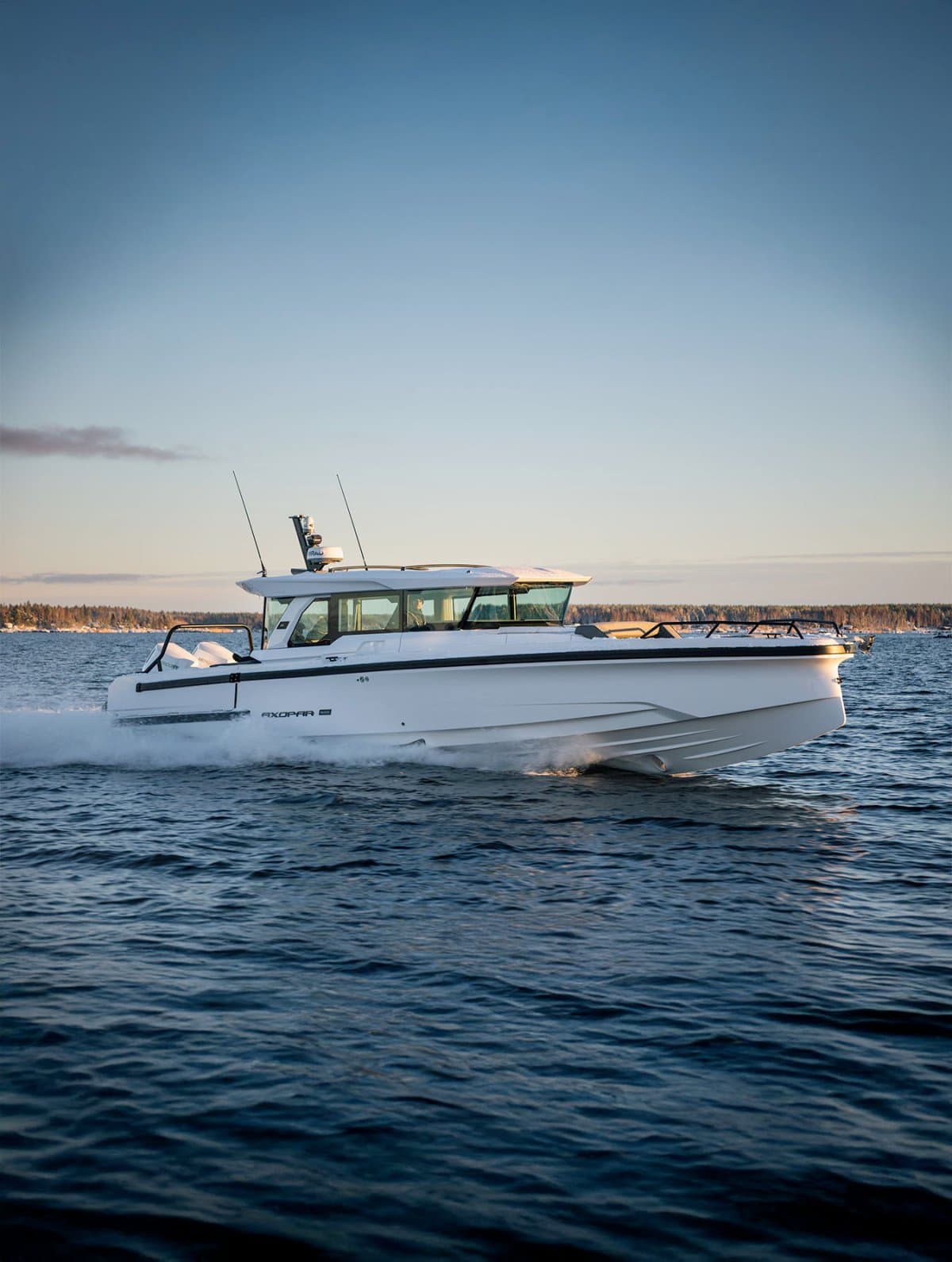 Axopar 29 XC Cross Cabin en navigation, timonerie fermée