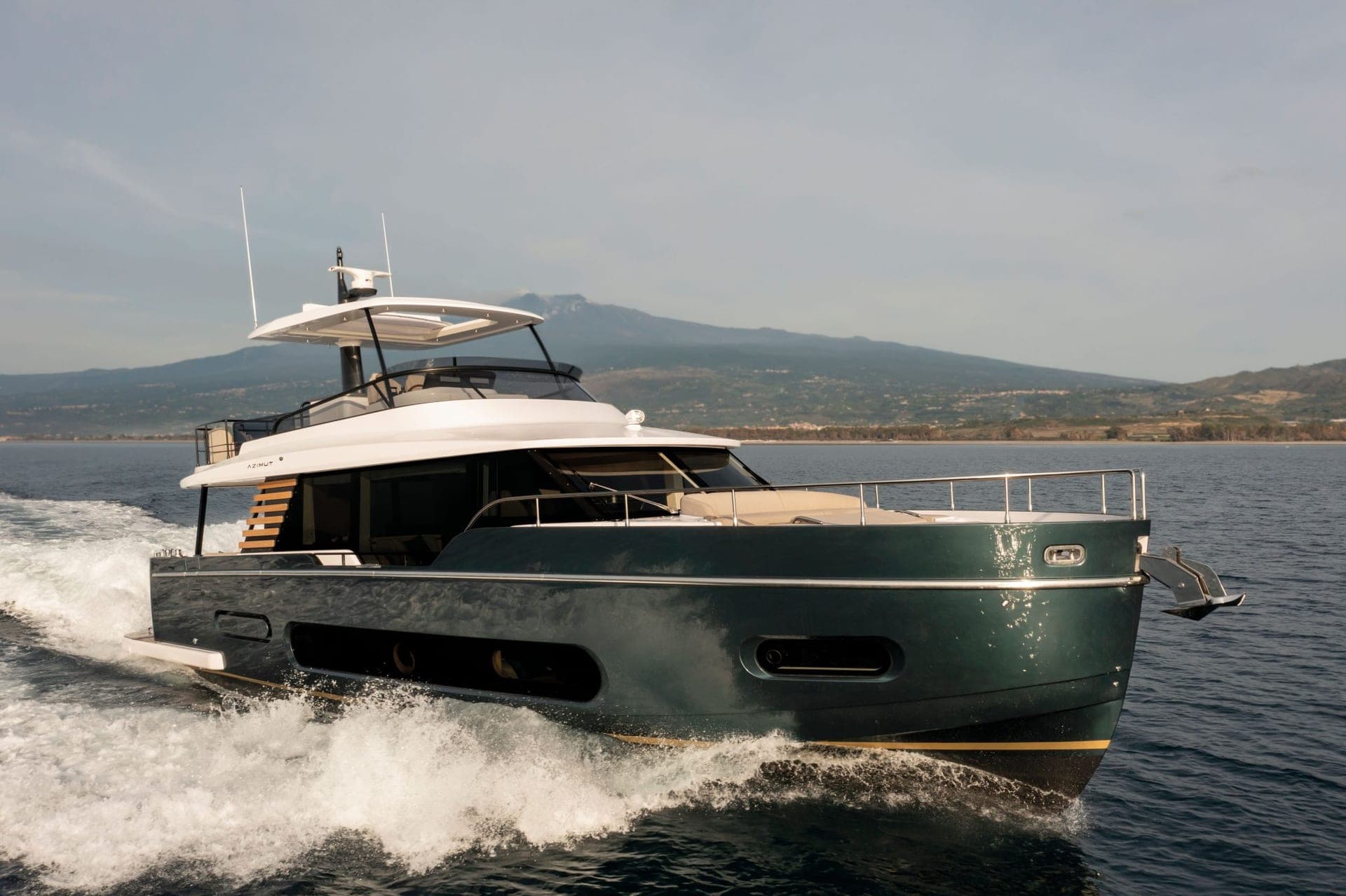 Azimut Magellano 60 en navigation, vue de profil sur fond de côte