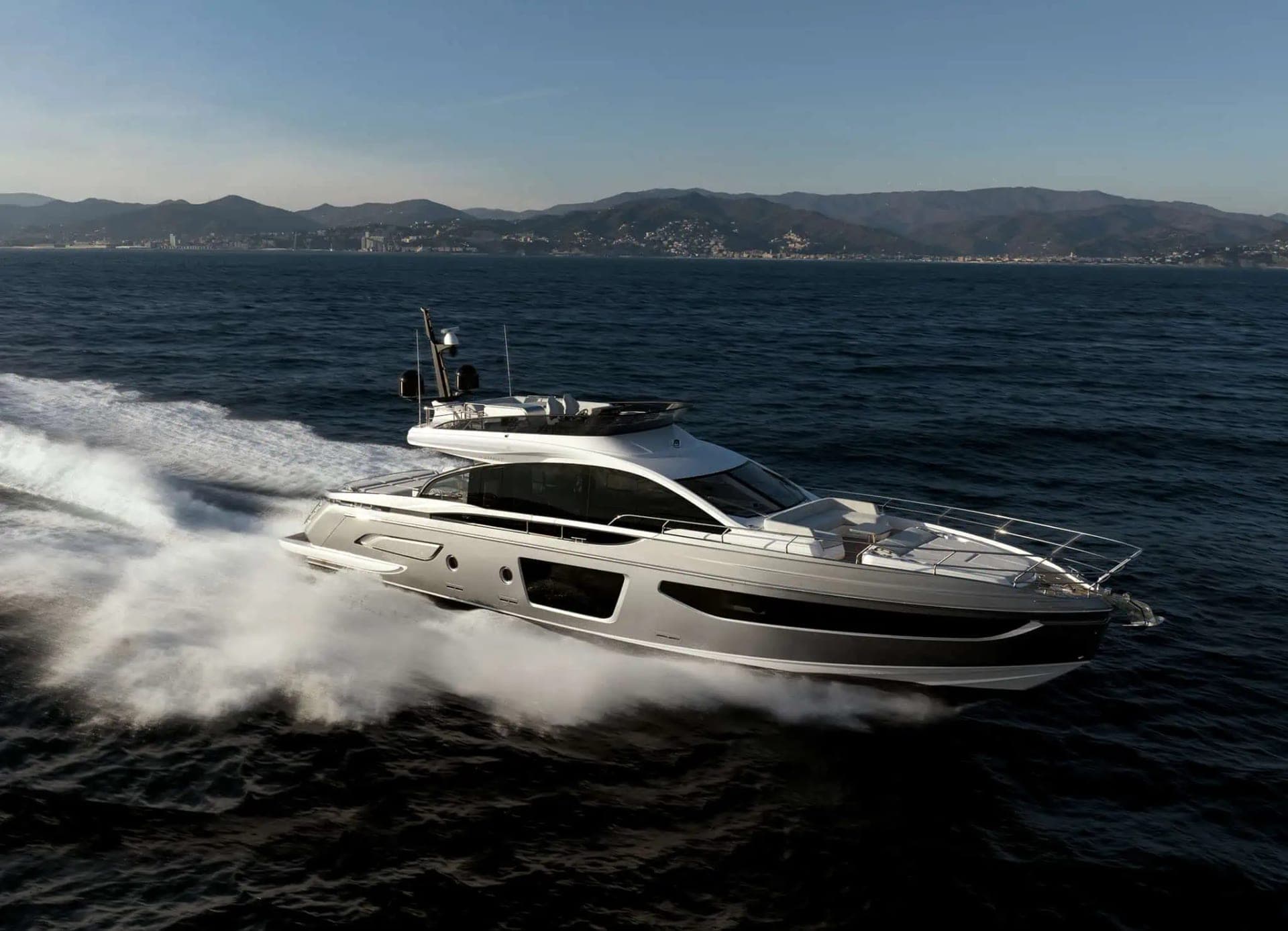 Azimut S7 en navigation à vitesse de croisière, vue trois-quarts avant
