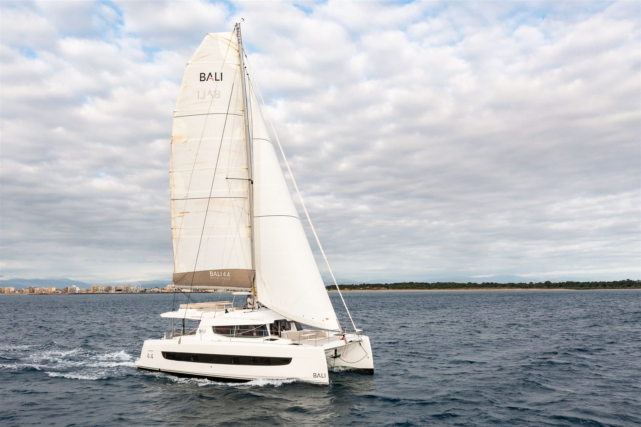 Bali 4.4 en navigation sous voiles