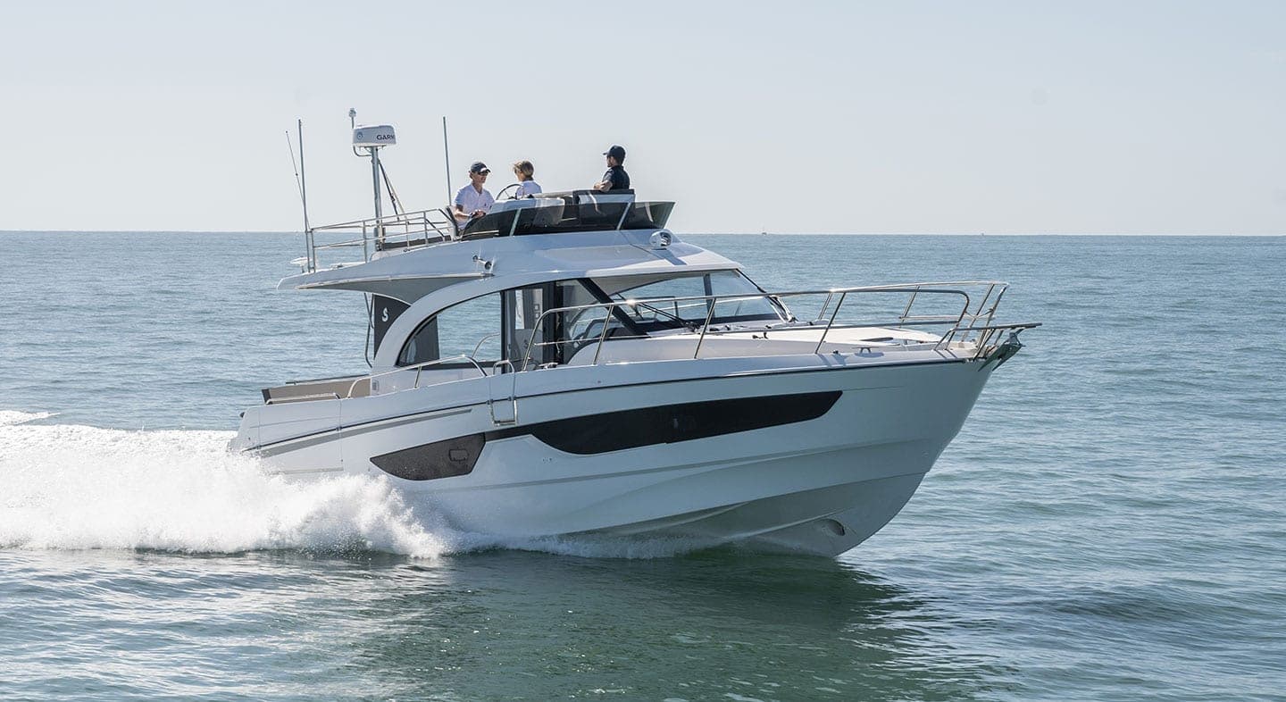 Beneteau Antares 11 Fly en navigation, vue de profil