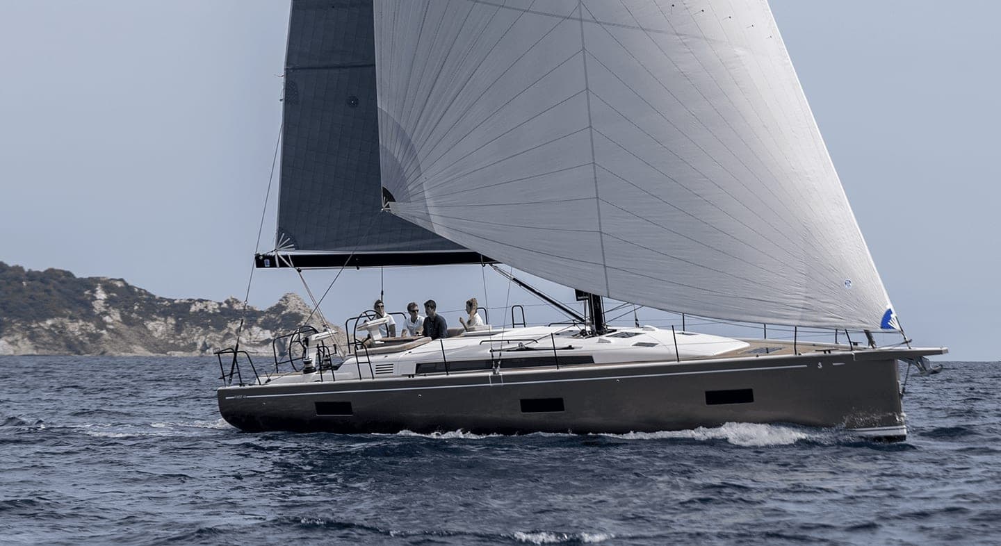 Beneteau First 44 sous voiles, vue de profil