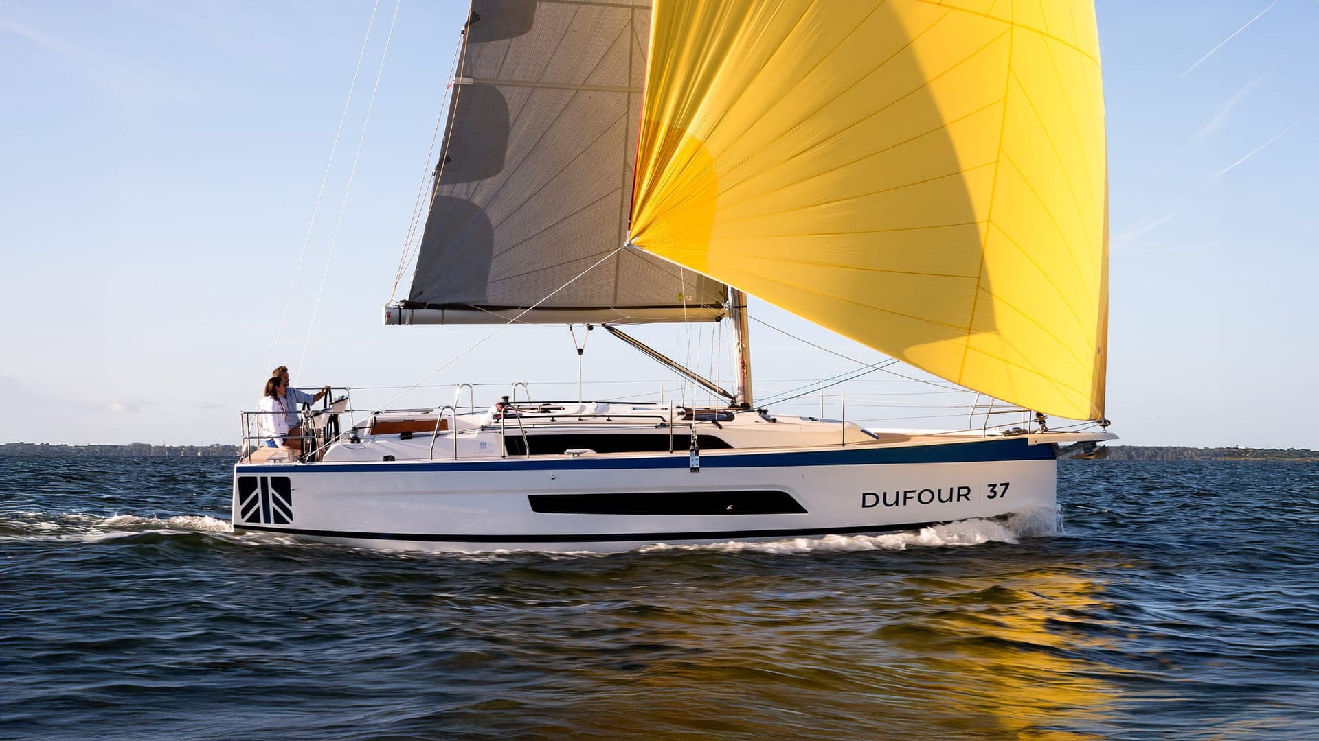Dufour 37 sous spinnaker, vue de profil