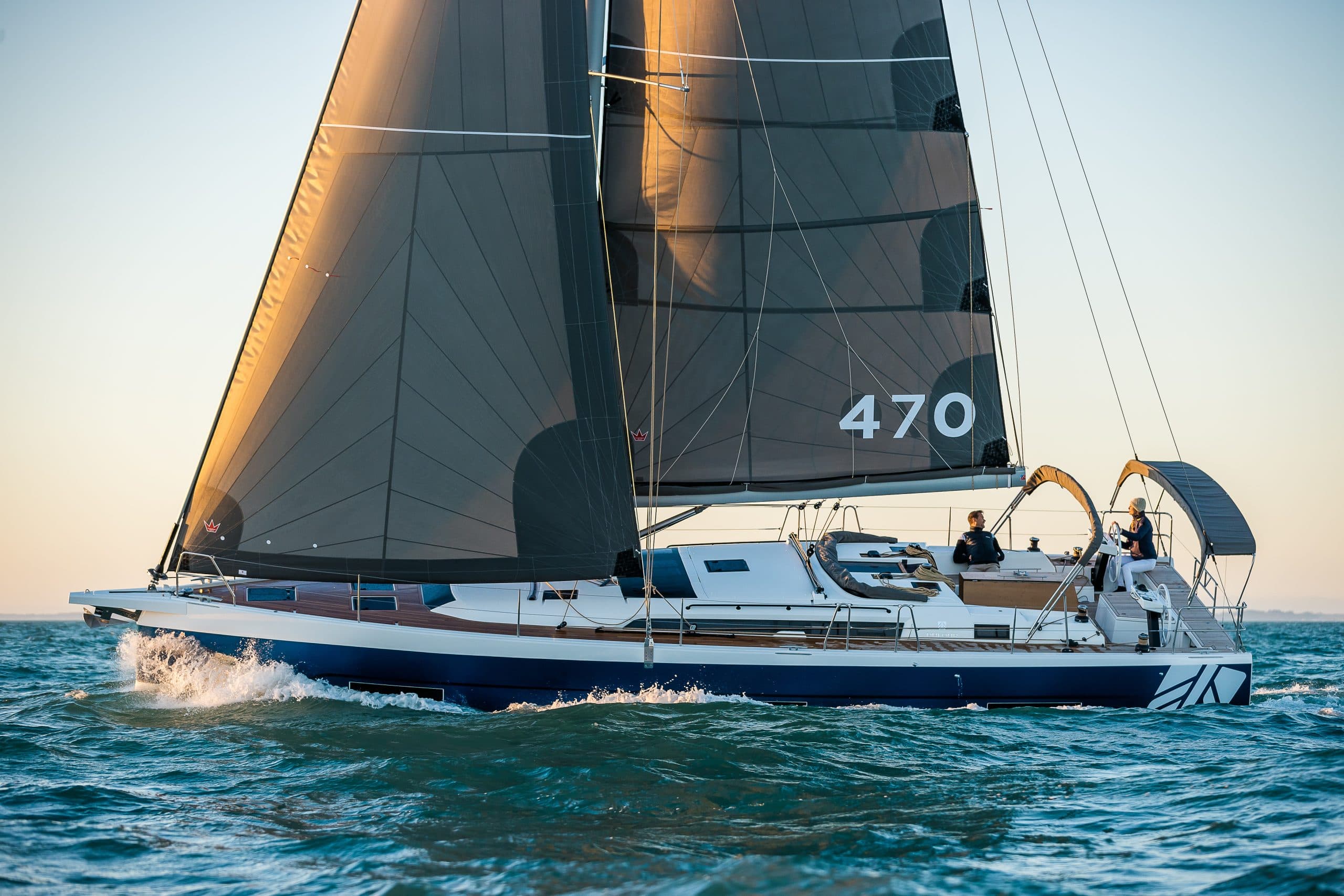 Dufour 470 sous voiles au portant, numéro 470 sur la grand-voile