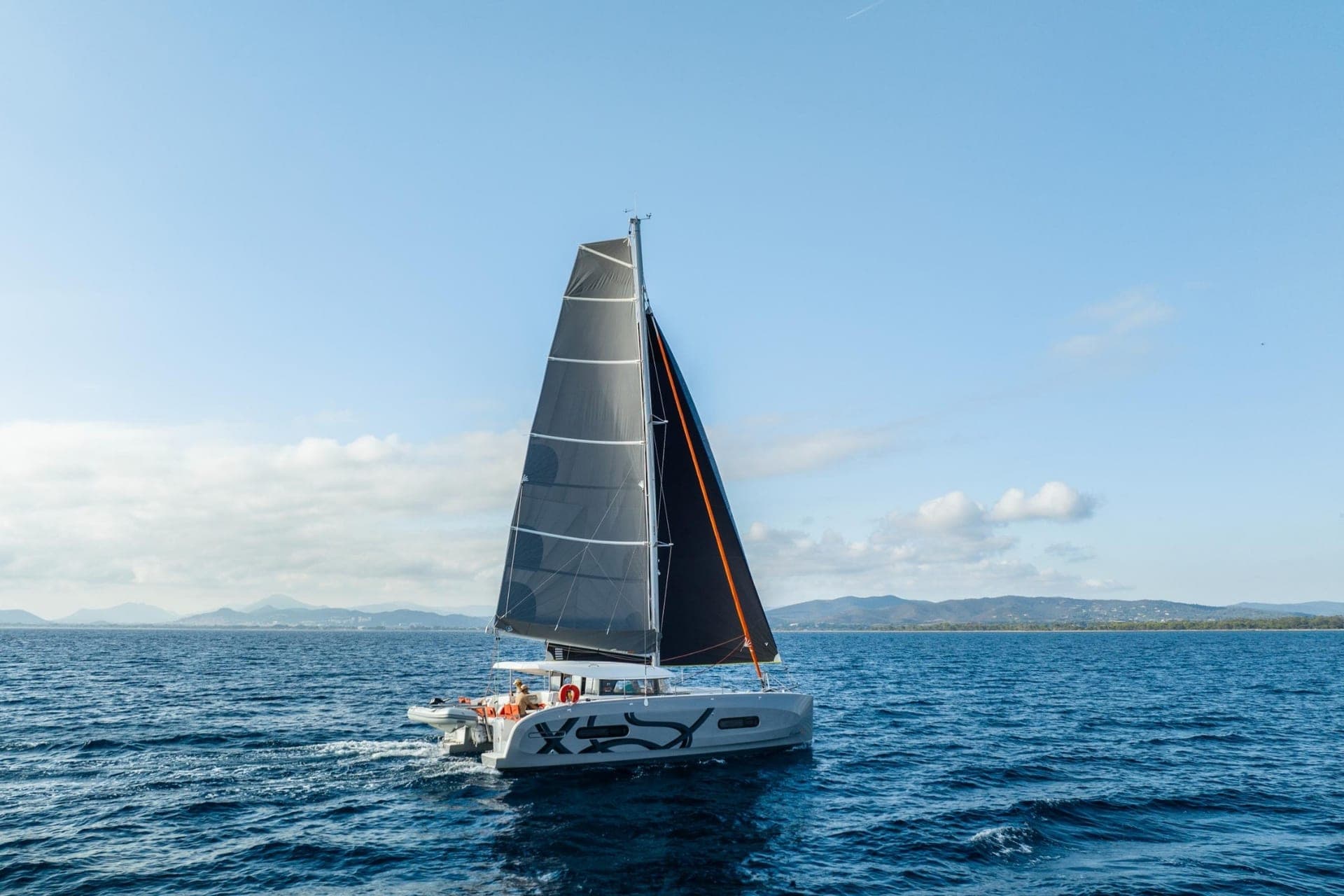 Excess 11 sous voiles, vue de profil