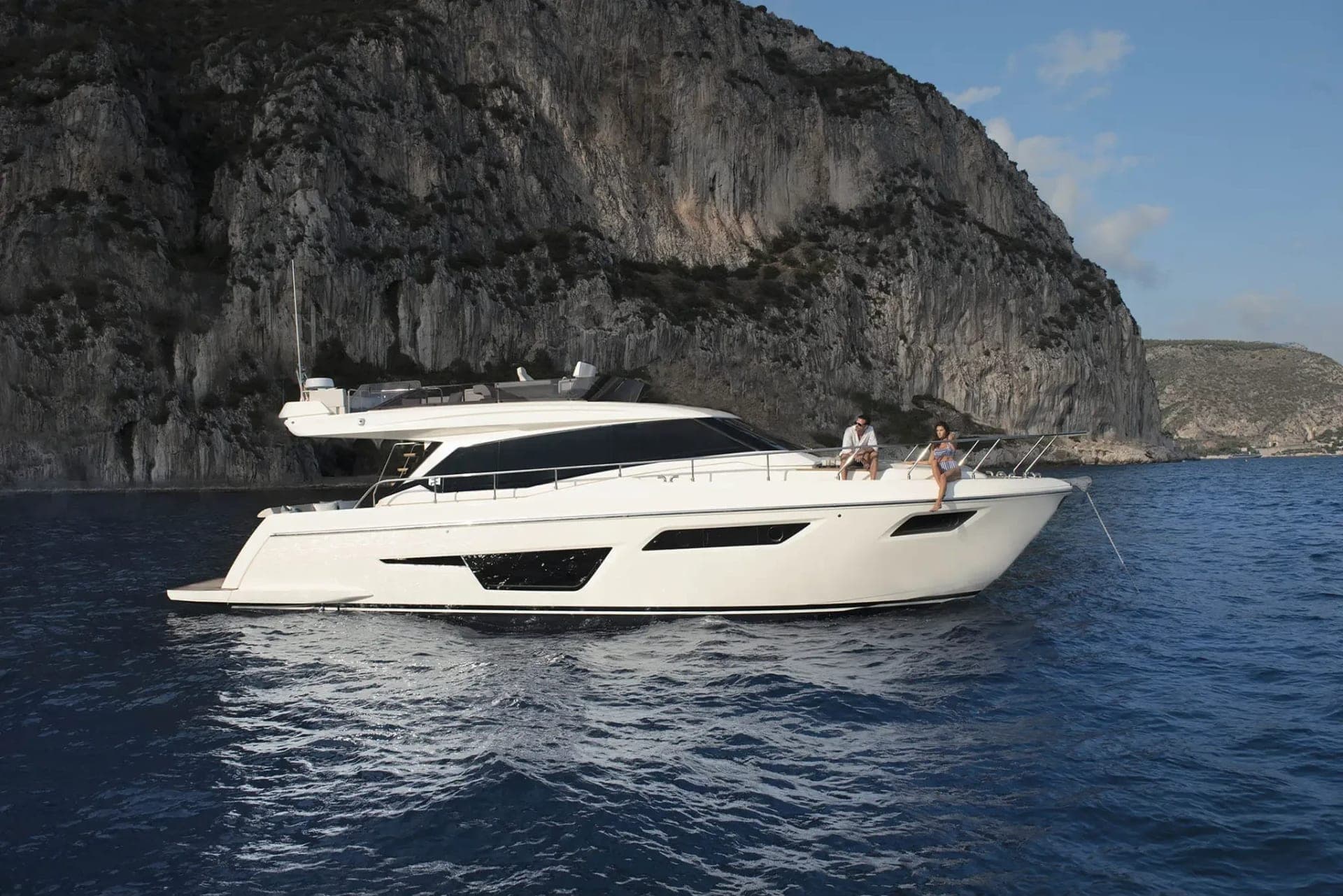 Ferretti Yachts 500 vu de profil le long d'une côte rocheuse