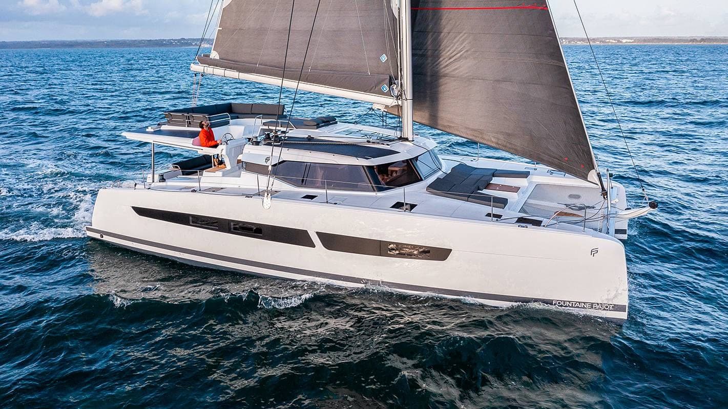 Fountaine Pajot Aura 51 sous voiles, vue extérieure de profil
