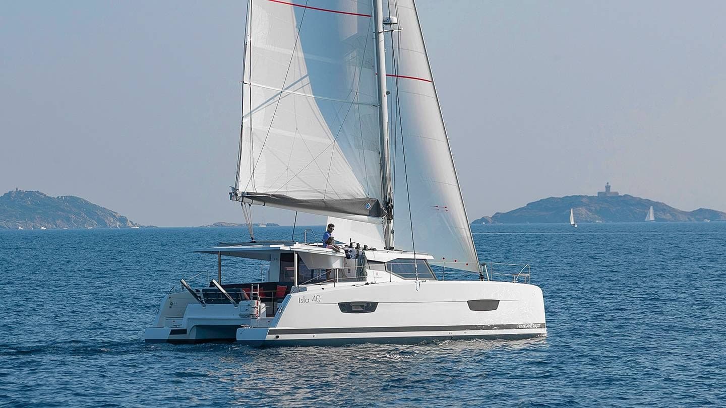 Fountaine Pajot Isla 40 sous voiles, vue extérieure de profil