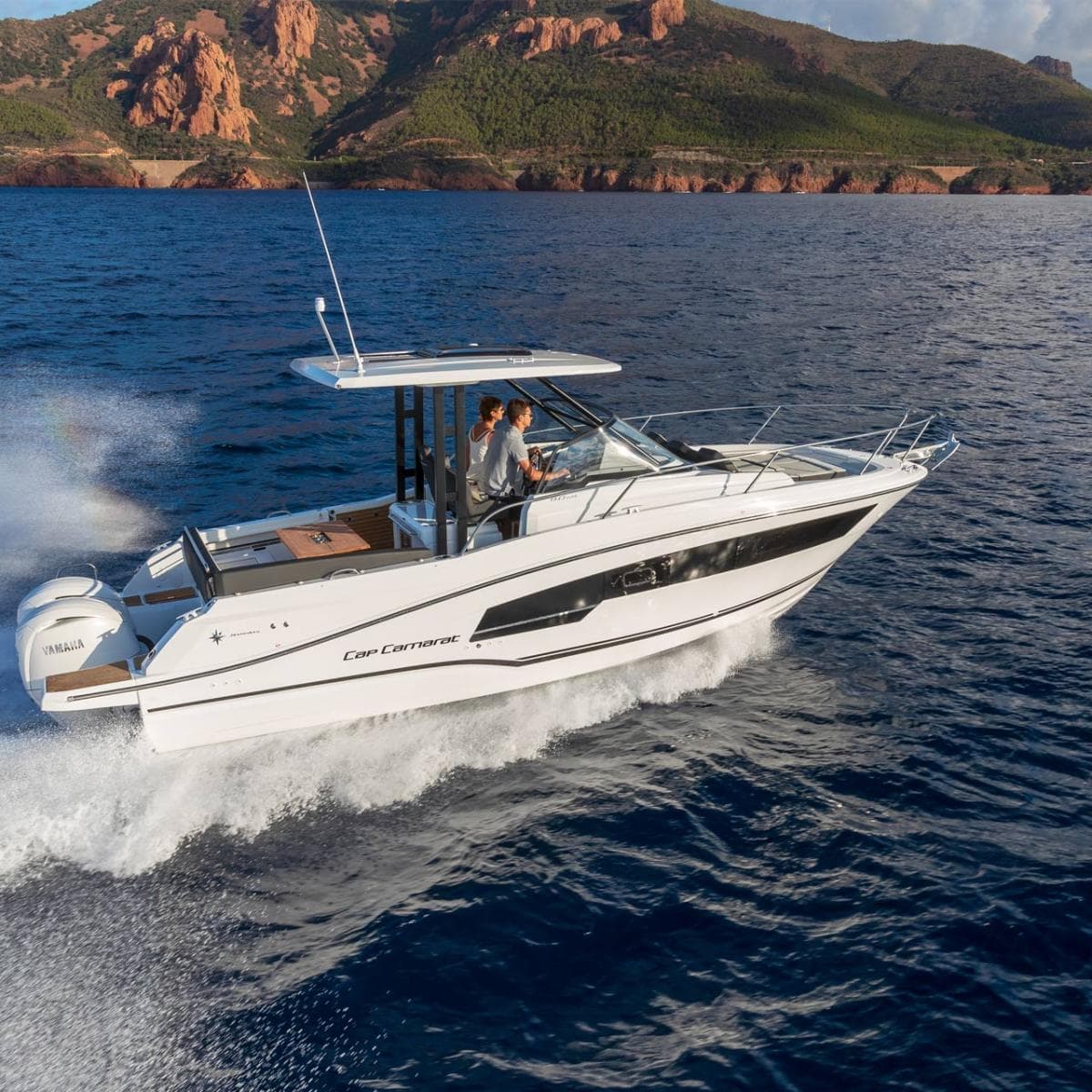 Jeanneau Cap Camarat 9.0 WA en navigation le long d'une côte rocheuse