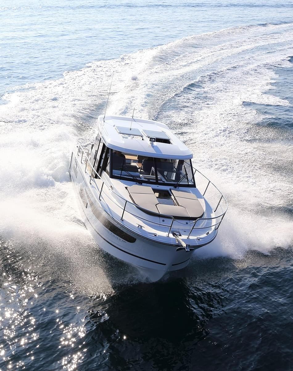 Jeanneau Merry Fisher 1095 en navigation, vue trois-quarts avant