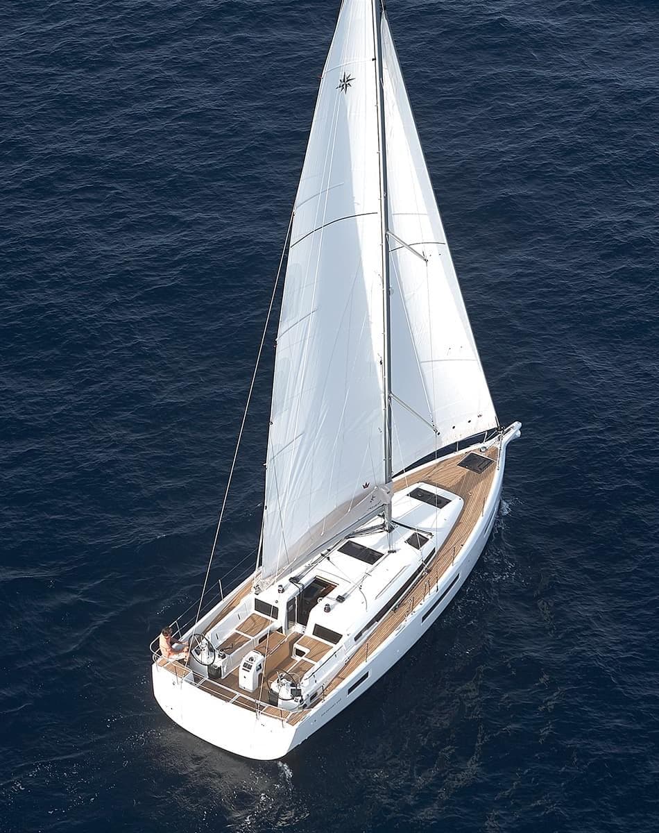 Jeanneau Sun Odyssey 440 sous voiles, vu du ciel