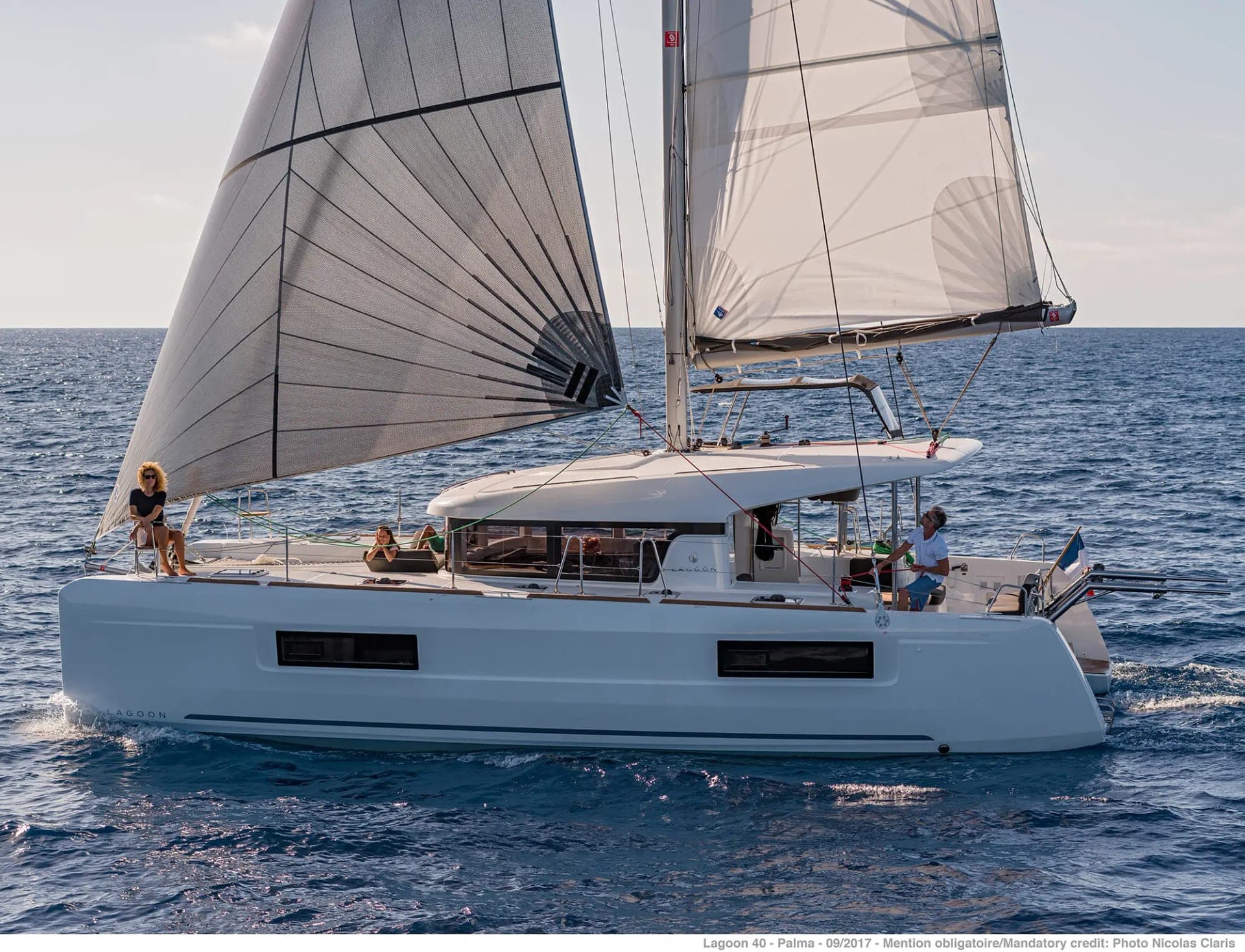 Lagoon 40 sous voiles, vue de profil