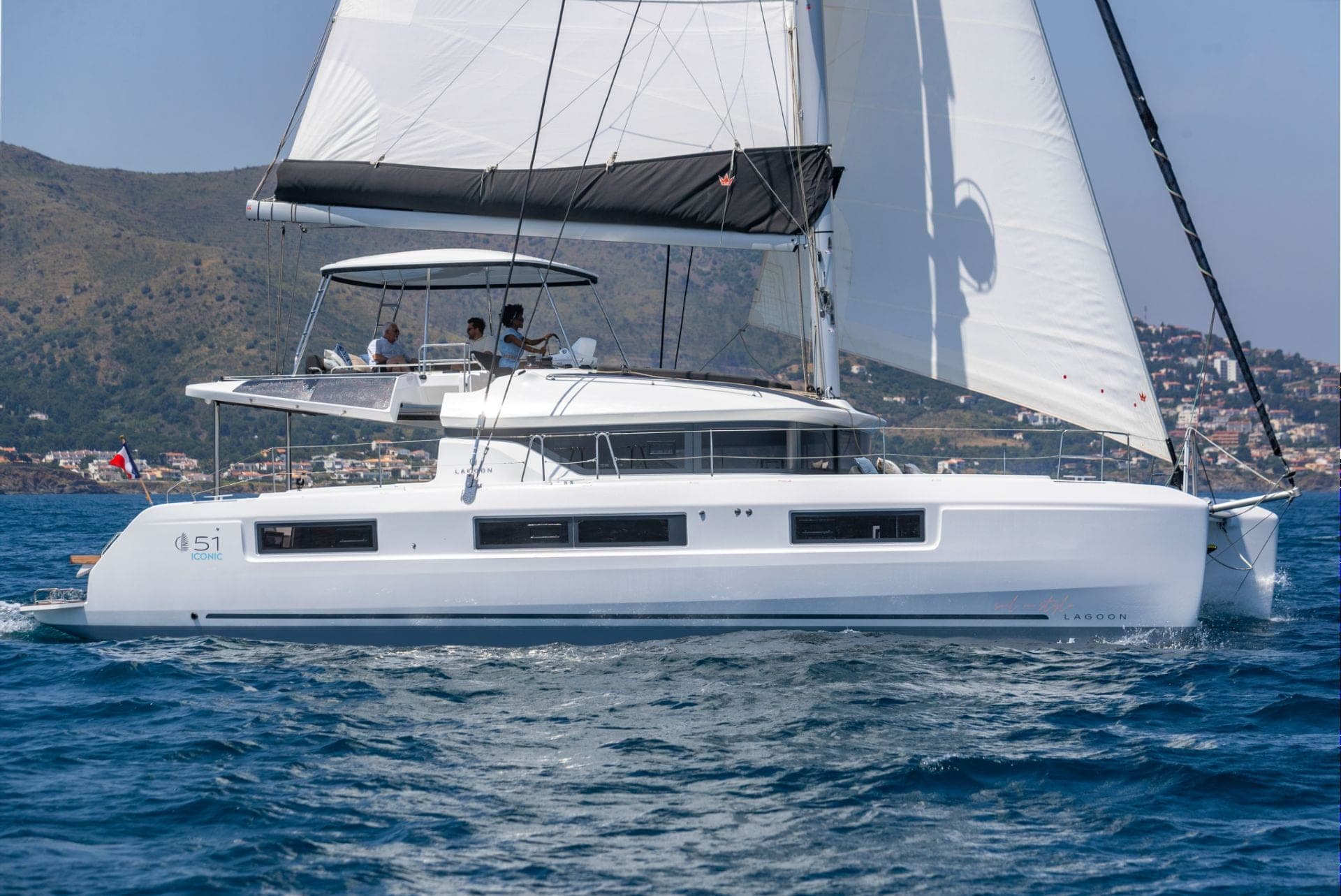 Lagoon 51 sous voiles, vue de profil
