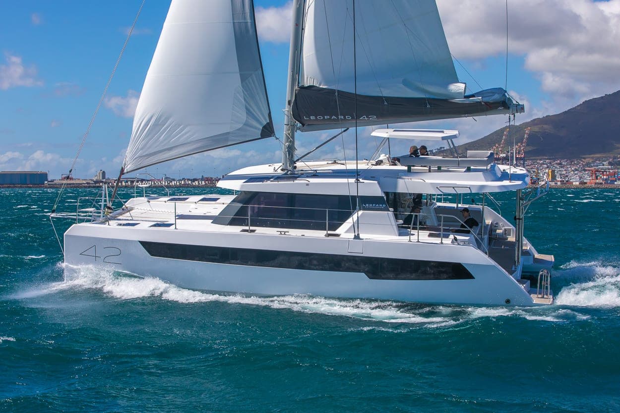 Leopard 42 sous voiles, vue de profil au large du Cap