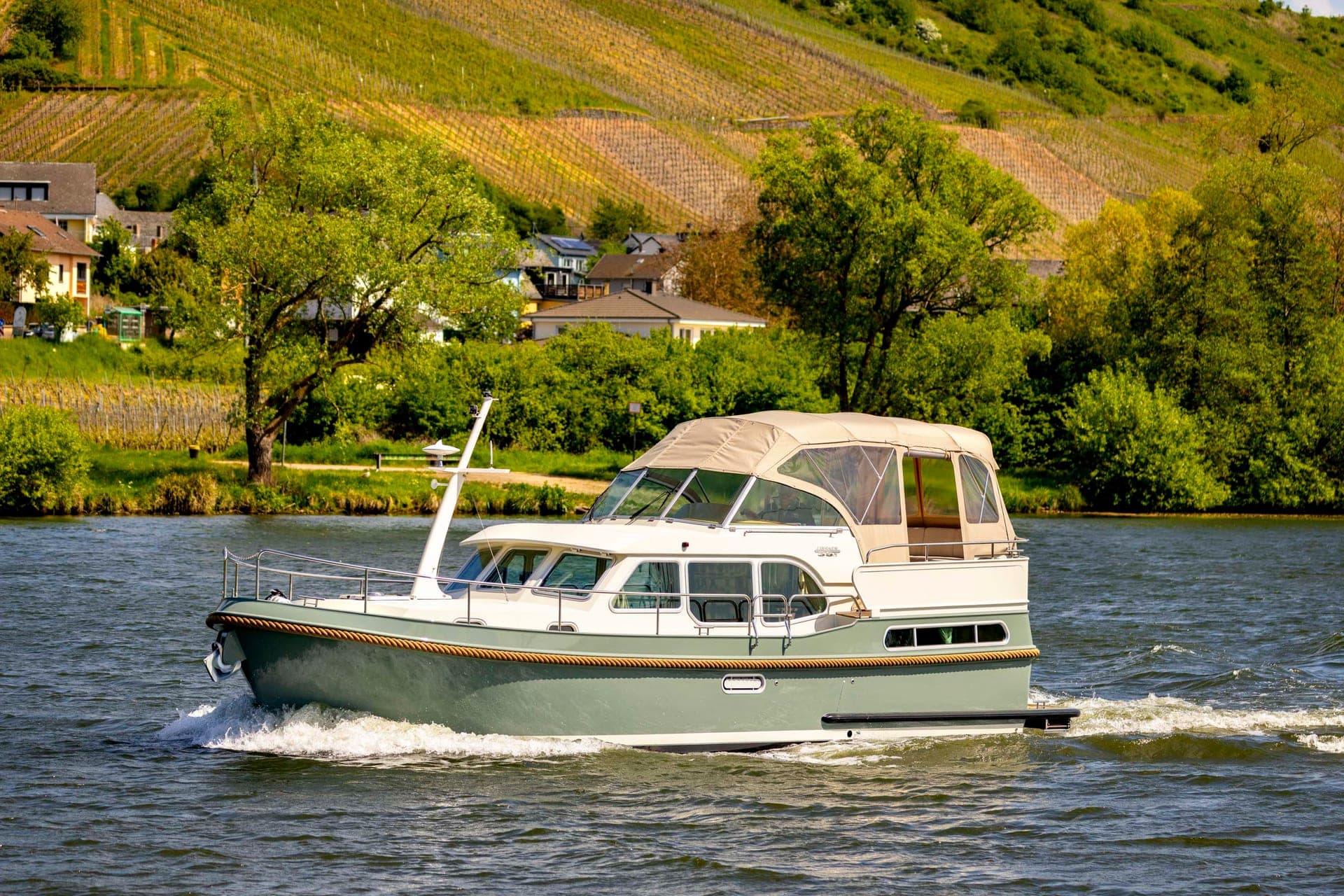 Linssen Grand Sturdy 35.1 AC en navigation, vue de profil, coque Mystic Green