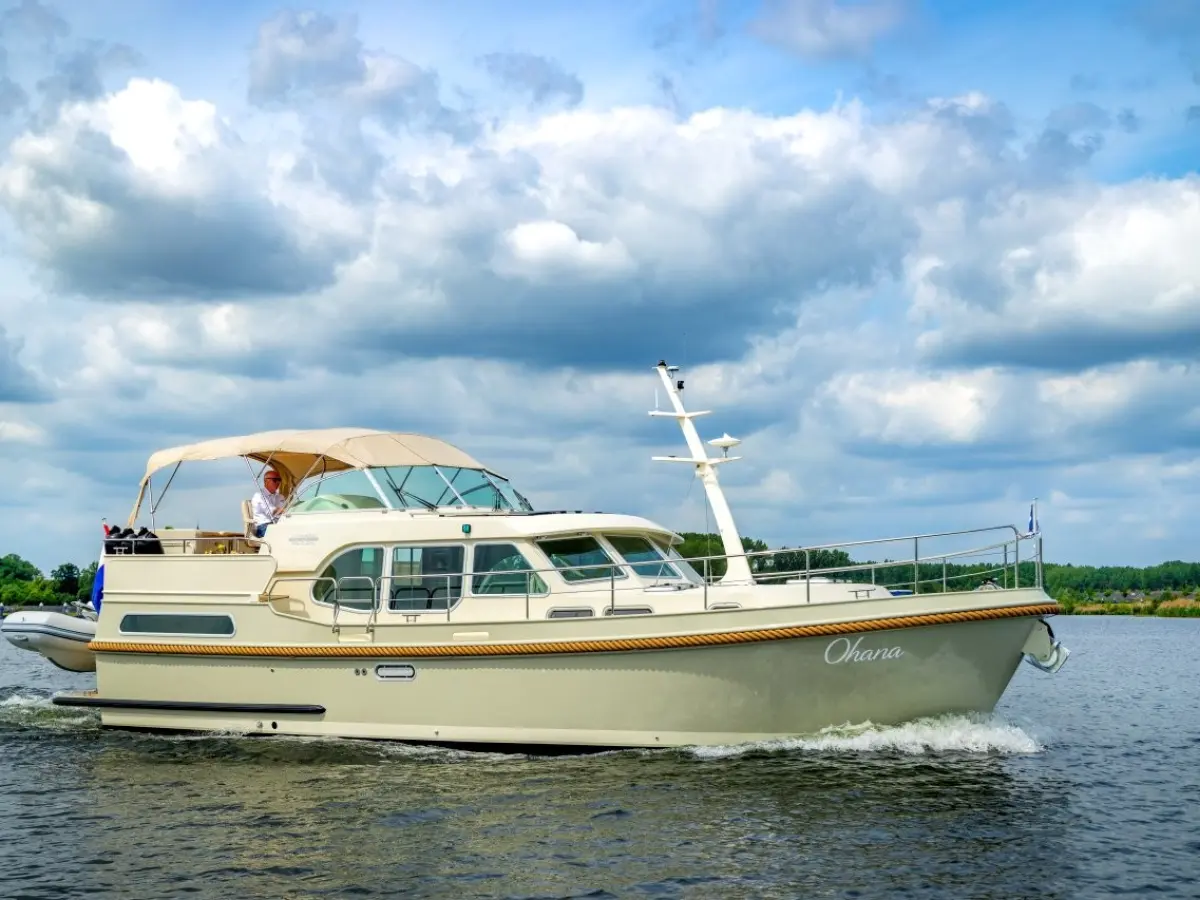 Linssen Grand Sturdy 40.1 AC en navigation sur une voie d'eau néerlandaise
