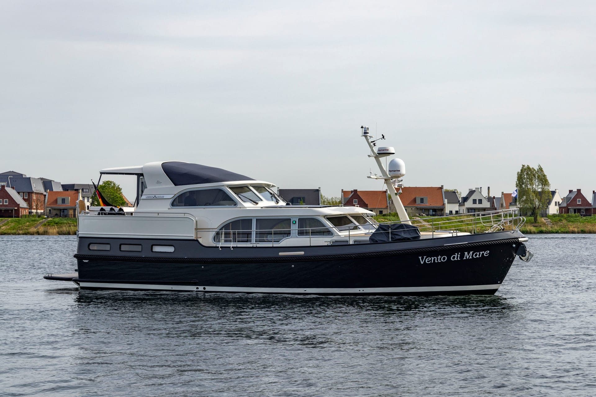 Linssen Grand Sturdy 500 AC Variotop de profil sur une rivière, coque sombre et superstructure blanche