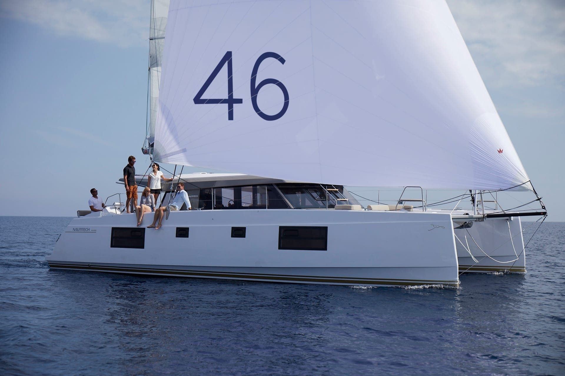 Nautitech 46 Open sous voiles, vue extérieure de profil