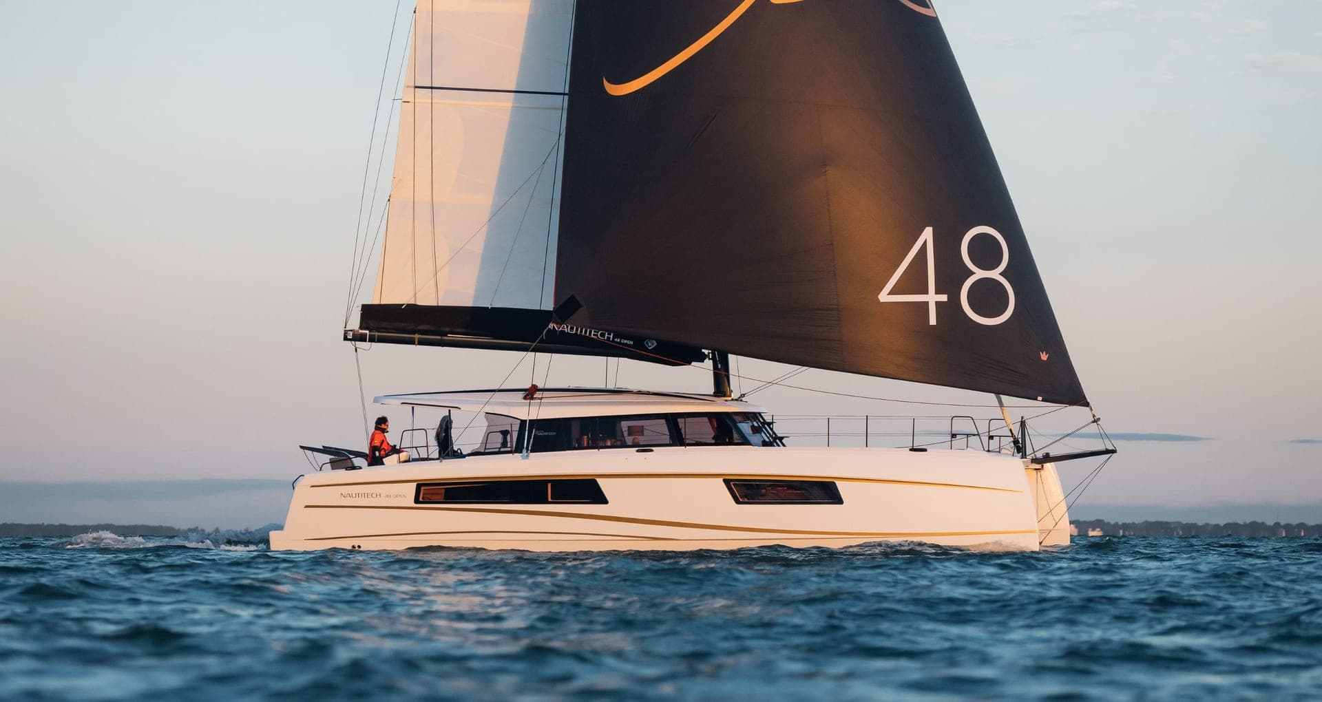 Nautitech 48 Open sous voiles, vue extérieure de profil