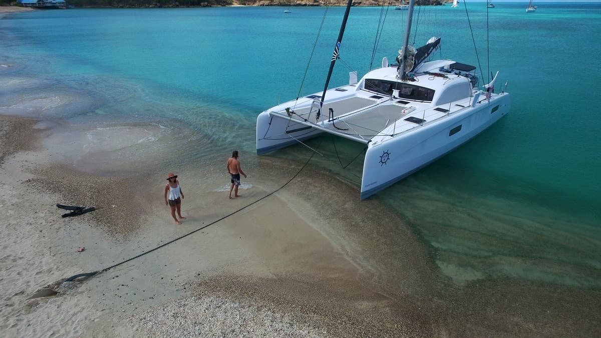 Outremer 45 au mouillage près d'une plage, vue aérienne