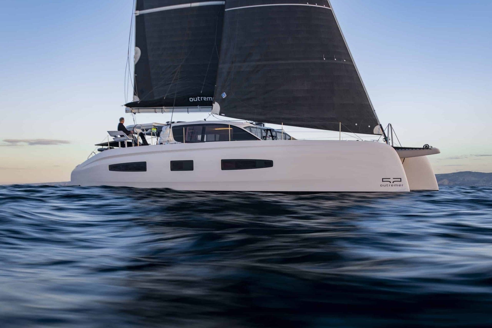 Outremer 52 sous voiles carbone, vue de profil