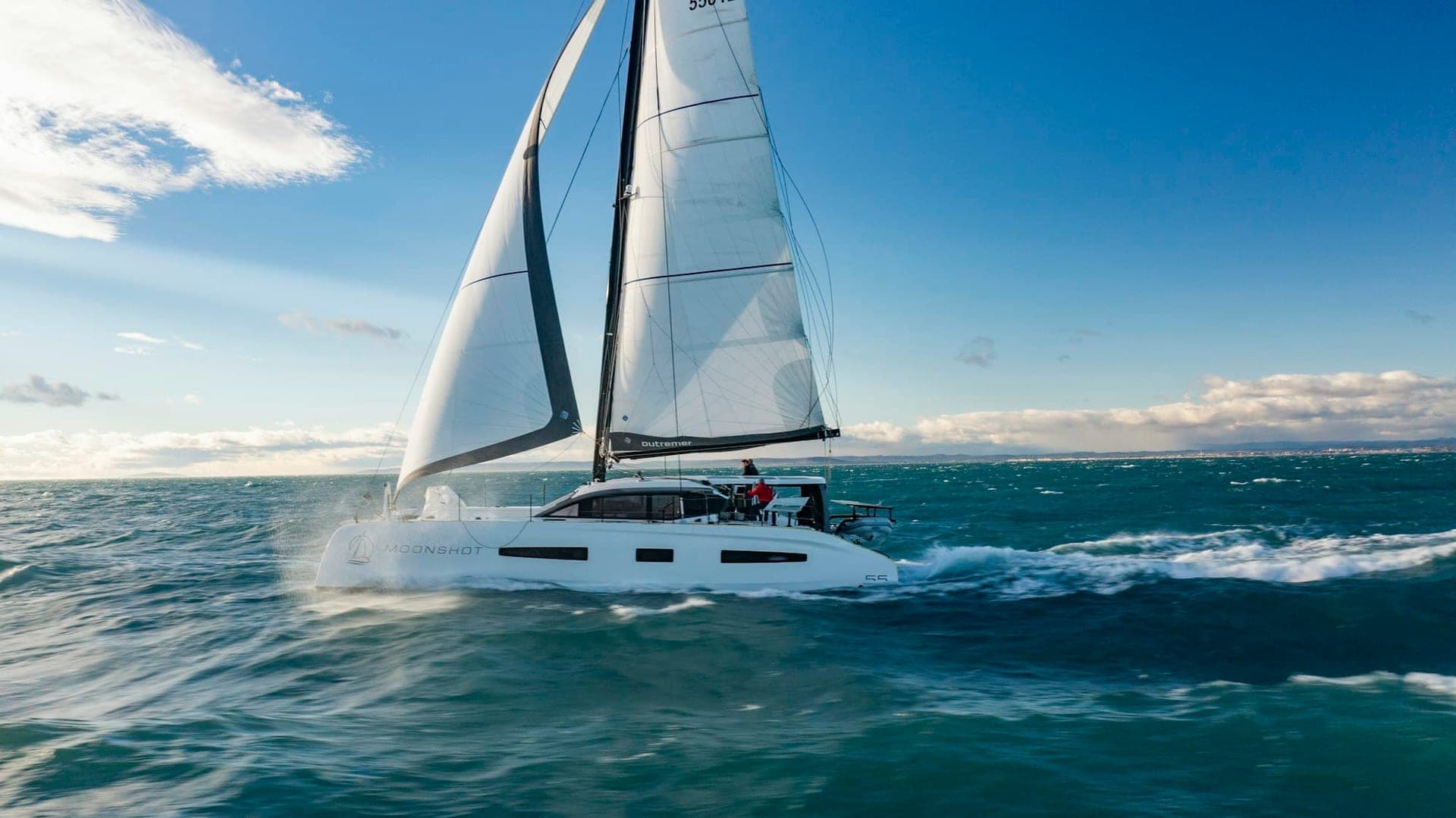 Outremer 55 sous voiles, vue de profil