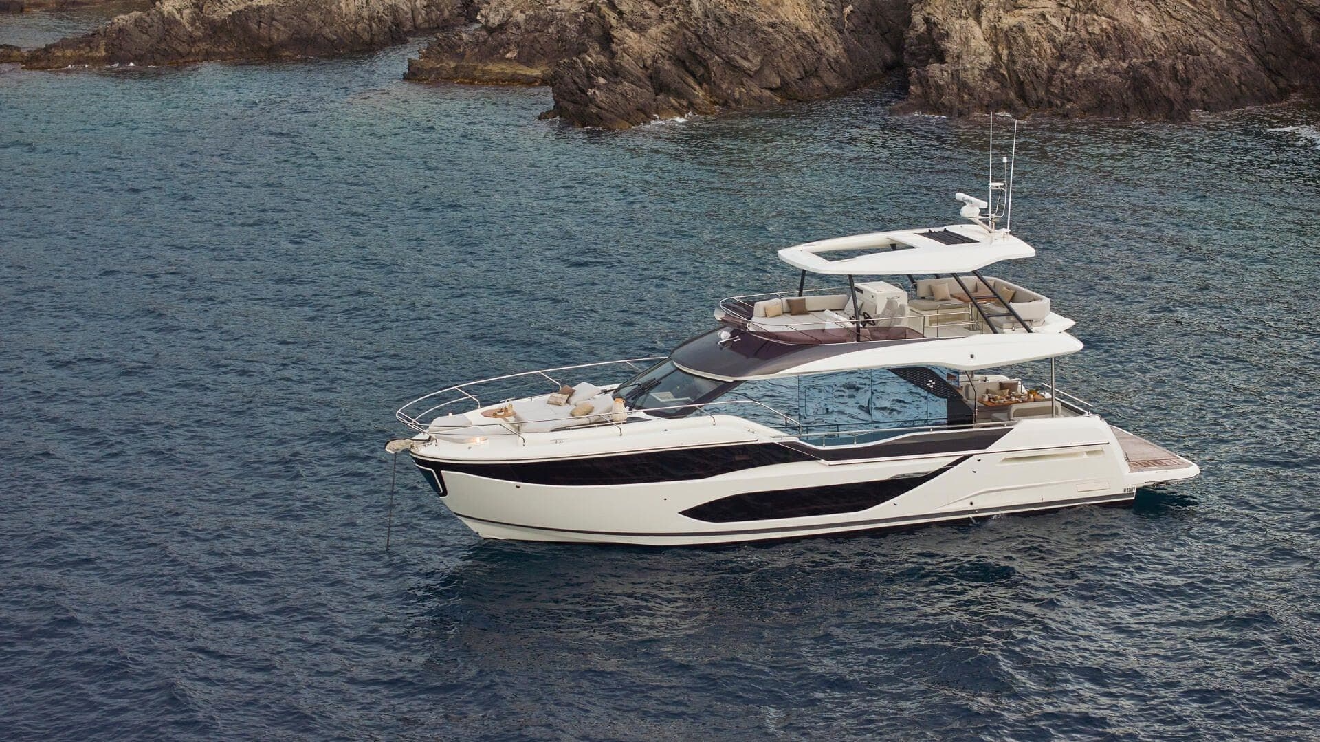 Prestige F5.7 au mouillage, vue de profil