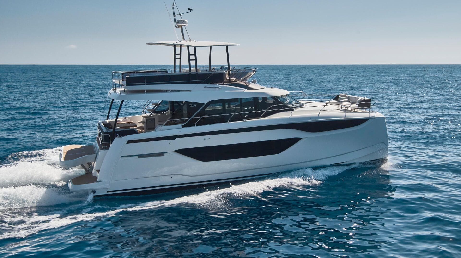 Prestige M48 en navigation, vue trois-quarts avant