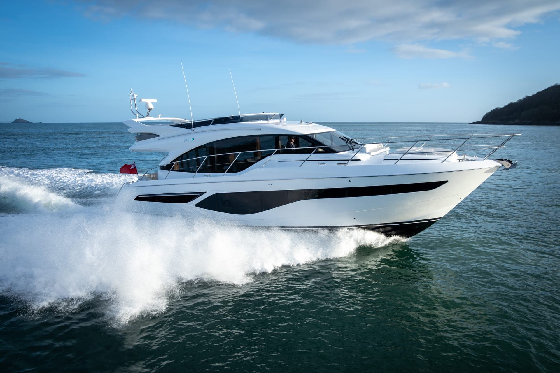 Princess F55 en navigation, vue de profil