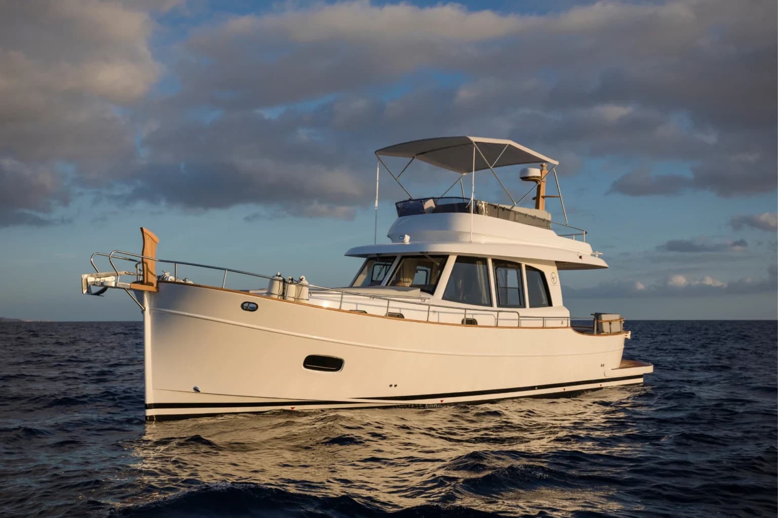 Sasga Menorquin 42 en navigation, vue de profil sous un ciel chargé