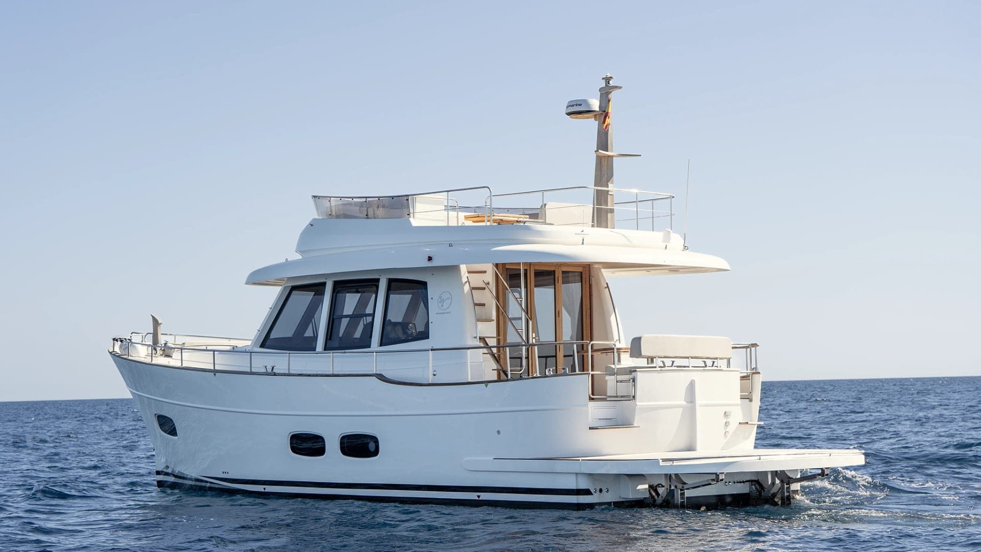 Sasga Menorquin 48 FB vu de profil, silhouette de llaüt et flybridge