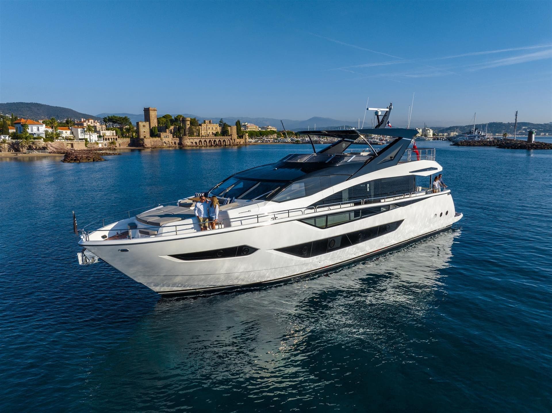Sunseeker 88 Yacht au mouillage devant un fort côtier, vue de profil