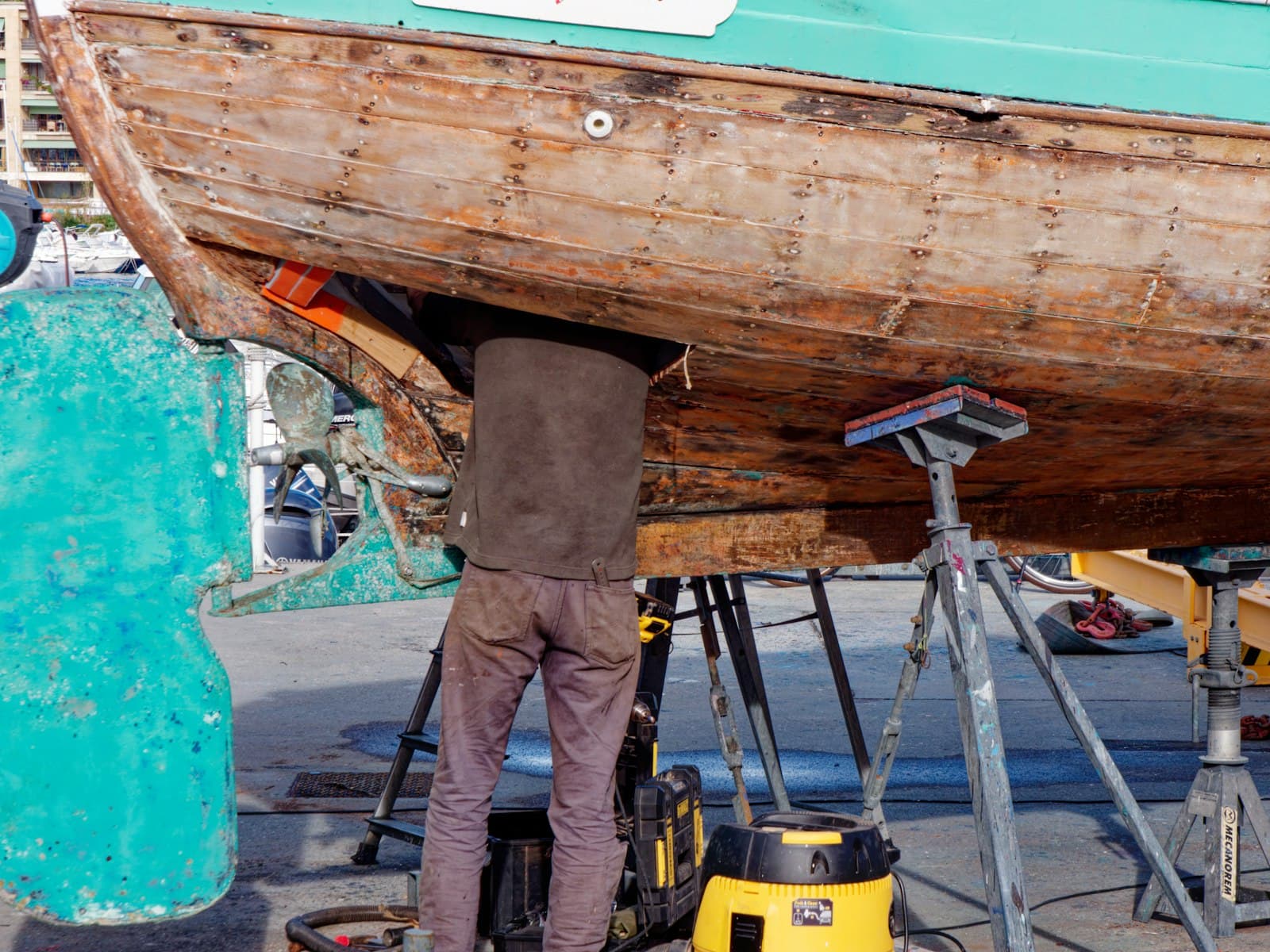 Coque de bateau en travaux dans un chantier naval