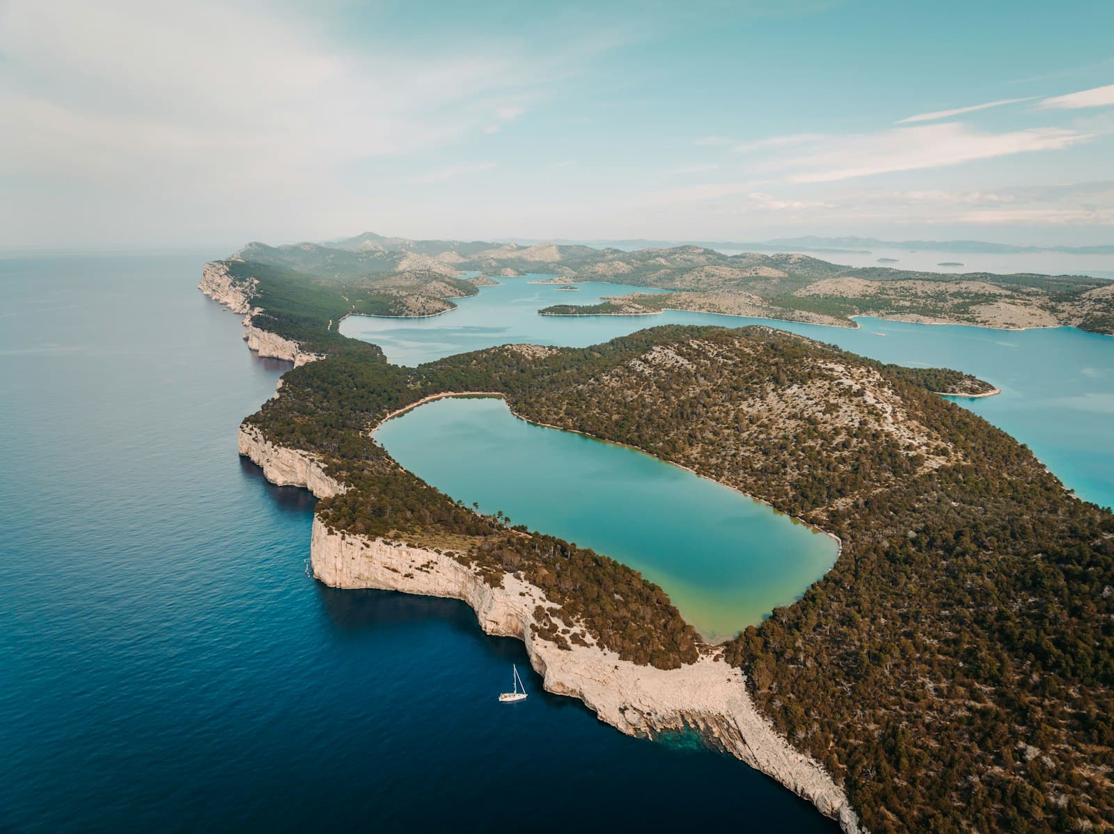 Vue aérienne d'une île croate aux eaux limpides