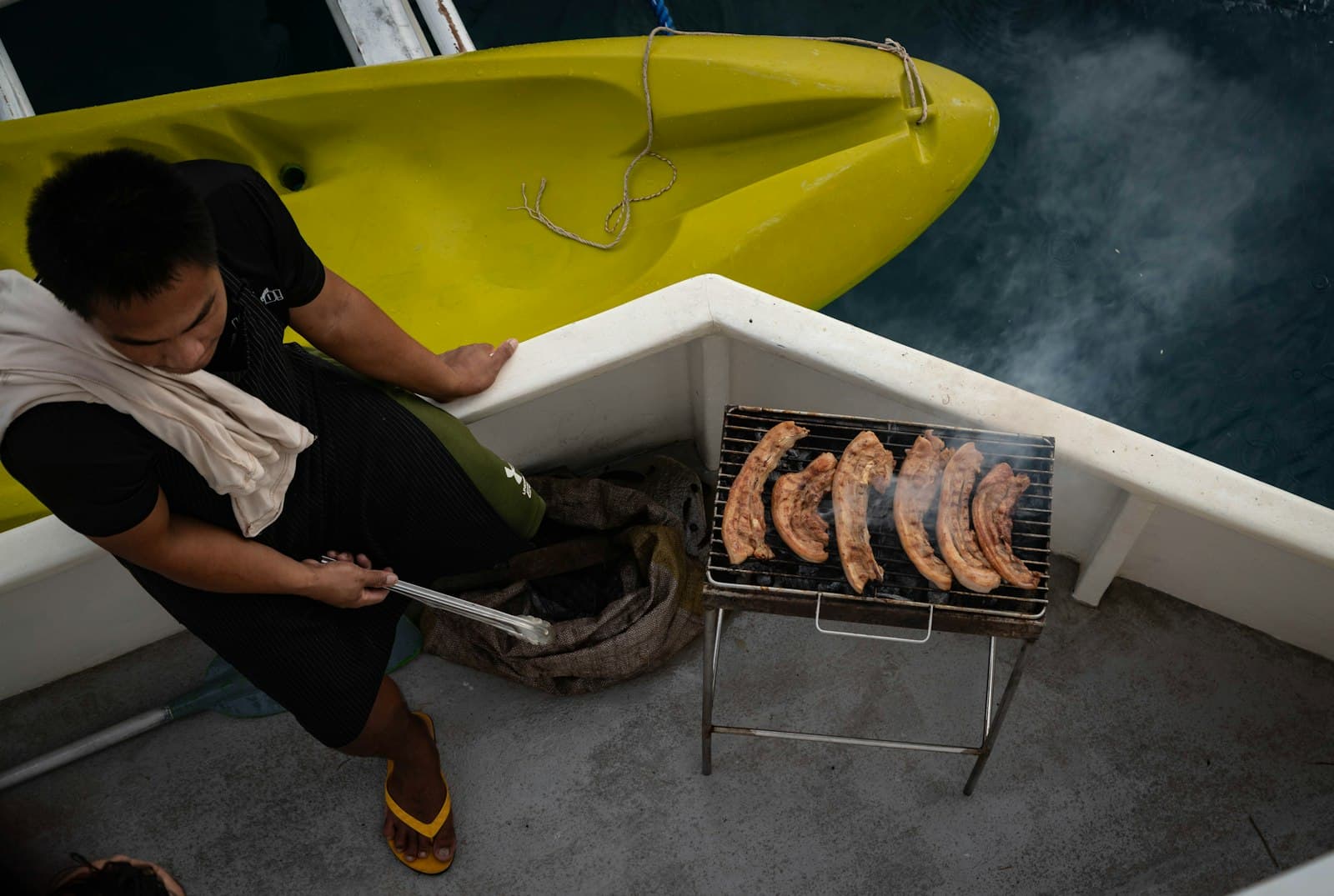 Repas préparé sur le pont d'un bateau