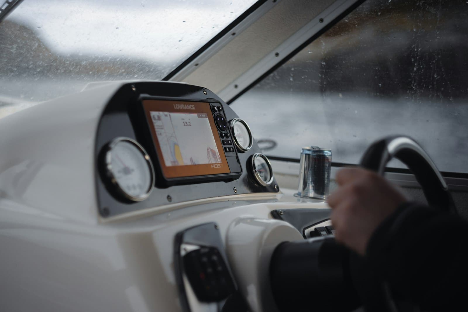 Écran de navigation et traceur au poste de barre