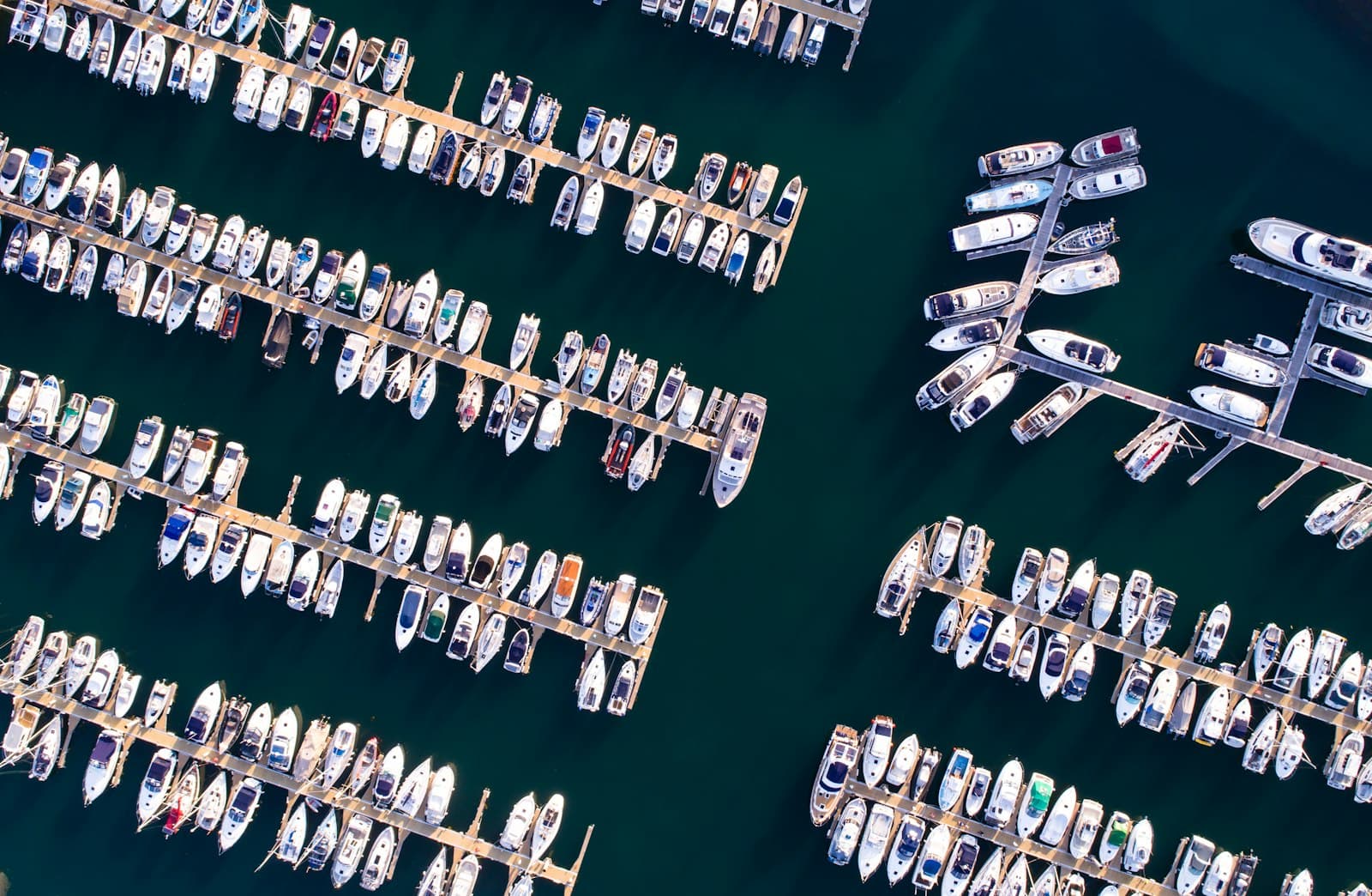 Vue aérienne des pontons d'une marina et de leurs bateaux