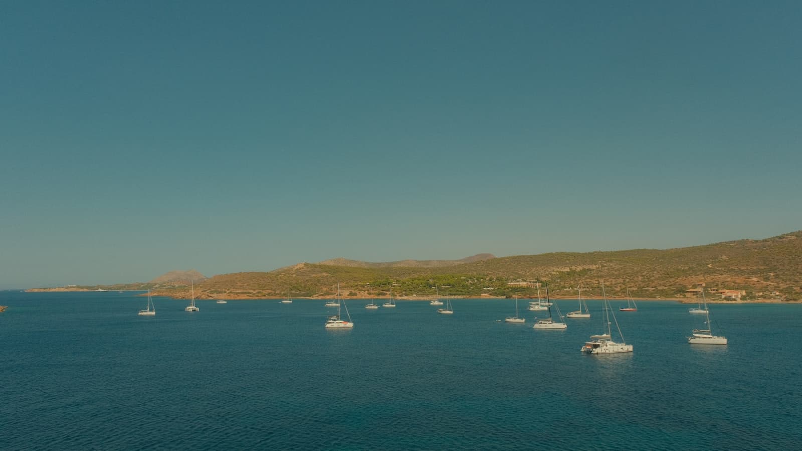 Voiliers au mouillage dans une crique méditerranéenne