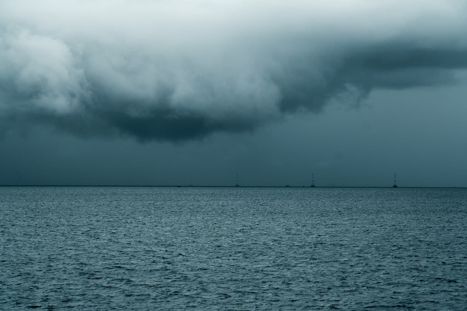 Ciel menaçant au-dessus d'un bateau en mer