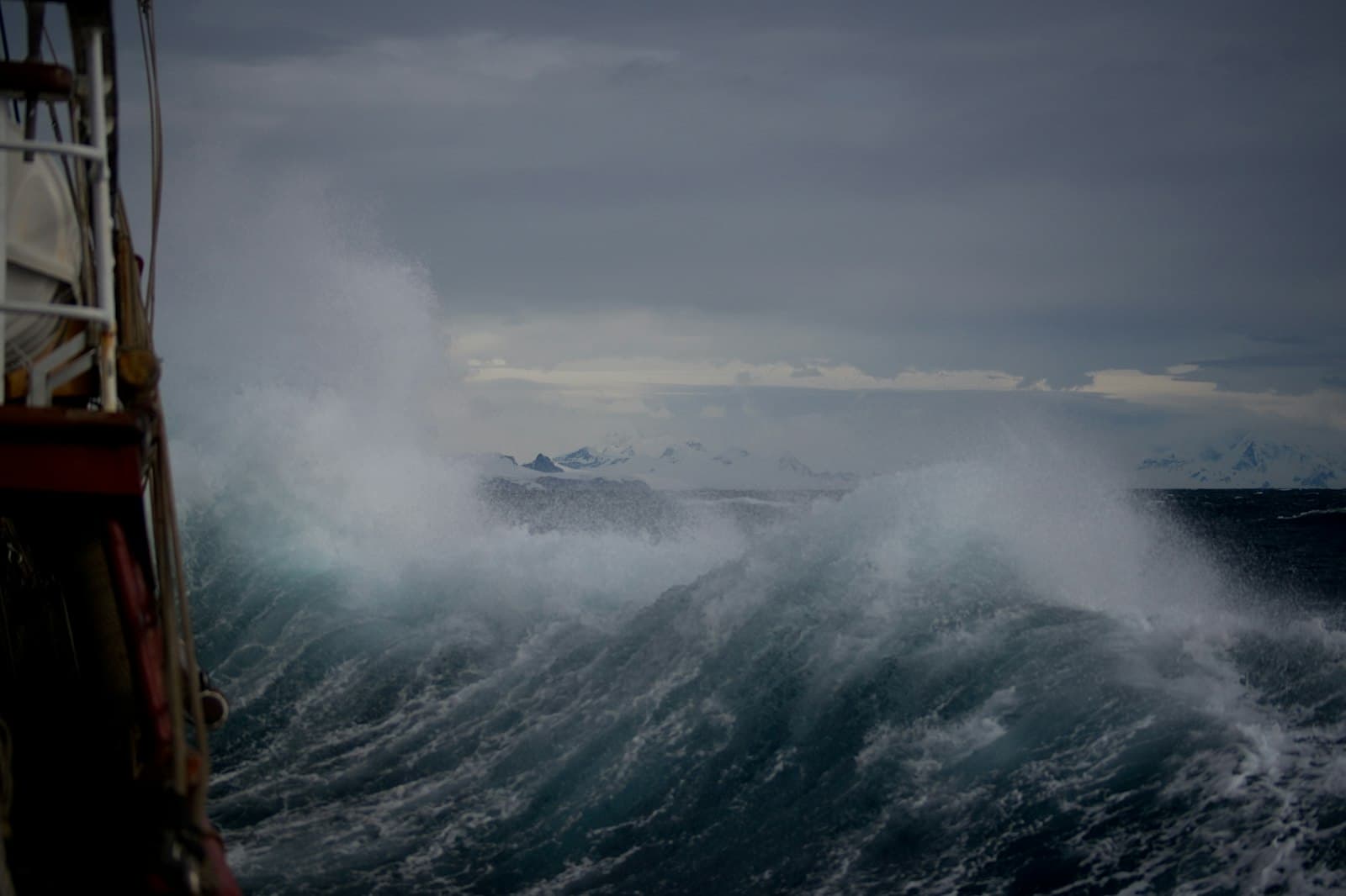 Mer formée et grosses vagues par gros temps
