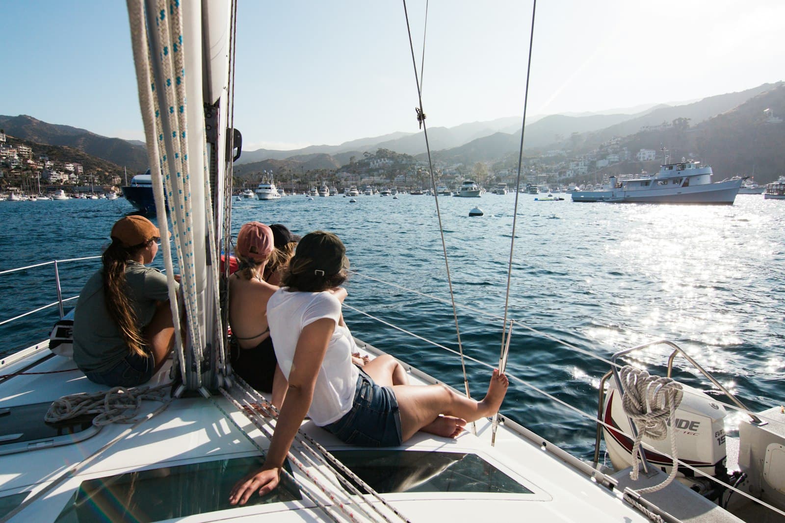 Équipage assis à l'avant d'un voilier en mer