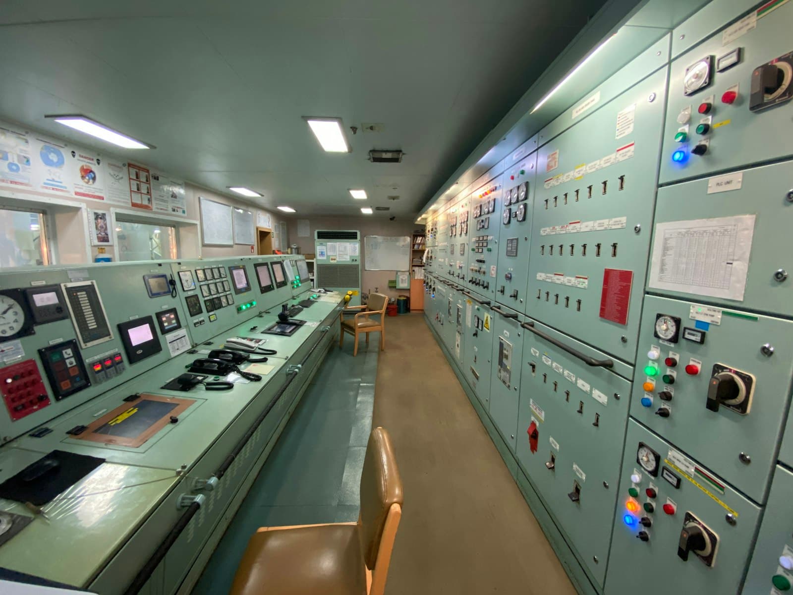 Salle des machines et équipements d'un navire